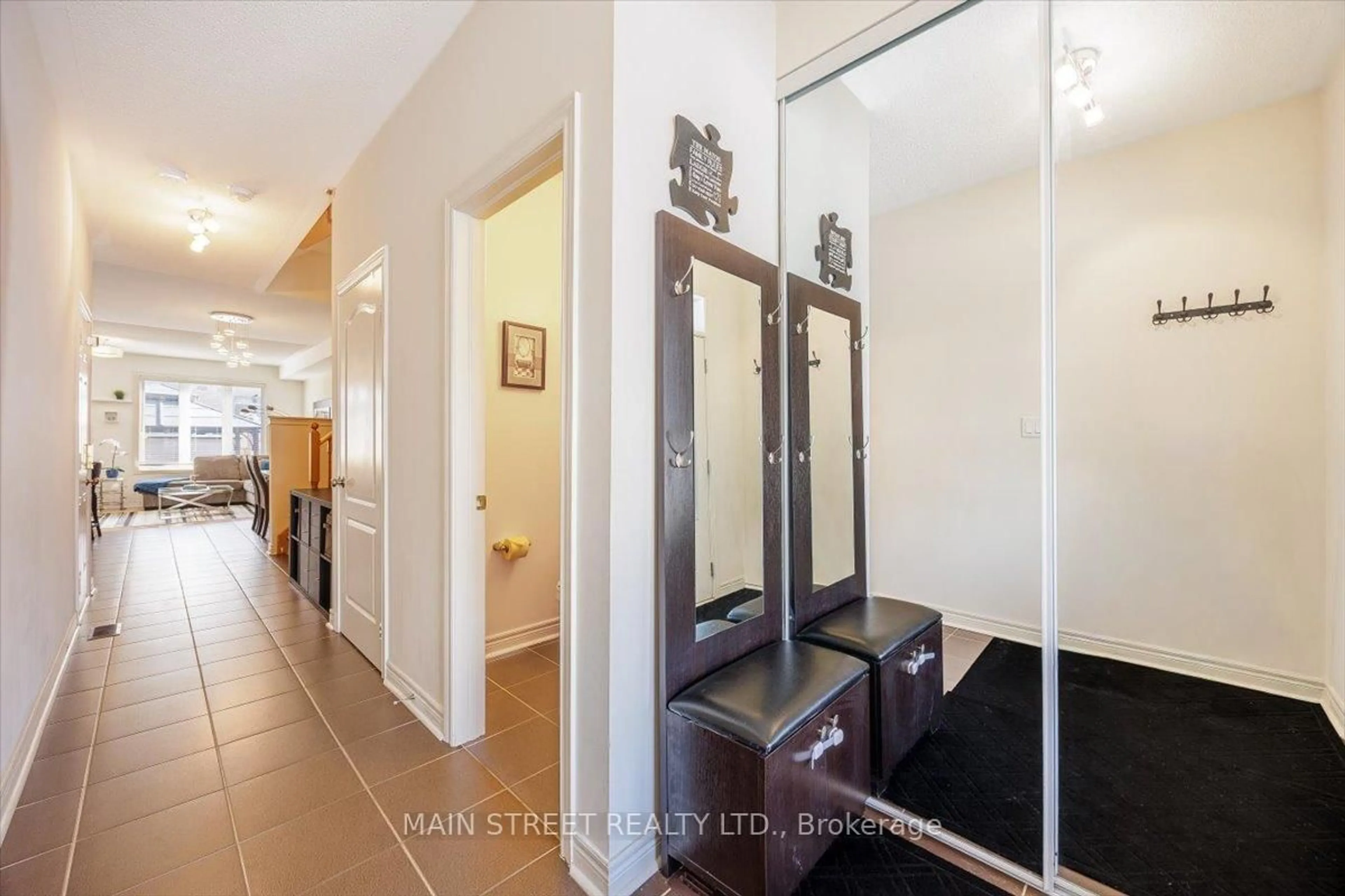 Indoor foyer for 27 Radial Dr, Aurora Ontario L4G 0Z8