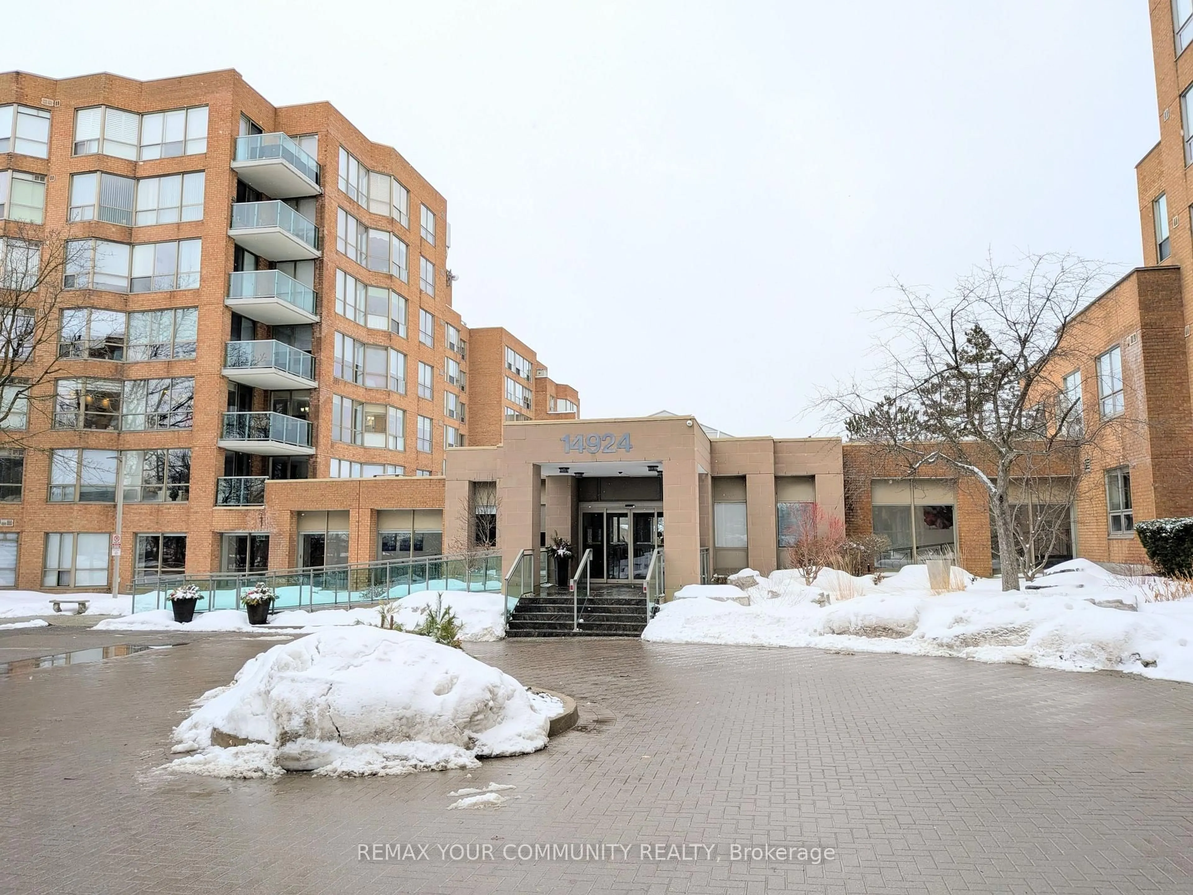 Indoor foyer for 14924 Yonge St #305, Aurora Ontario L4G 6H7