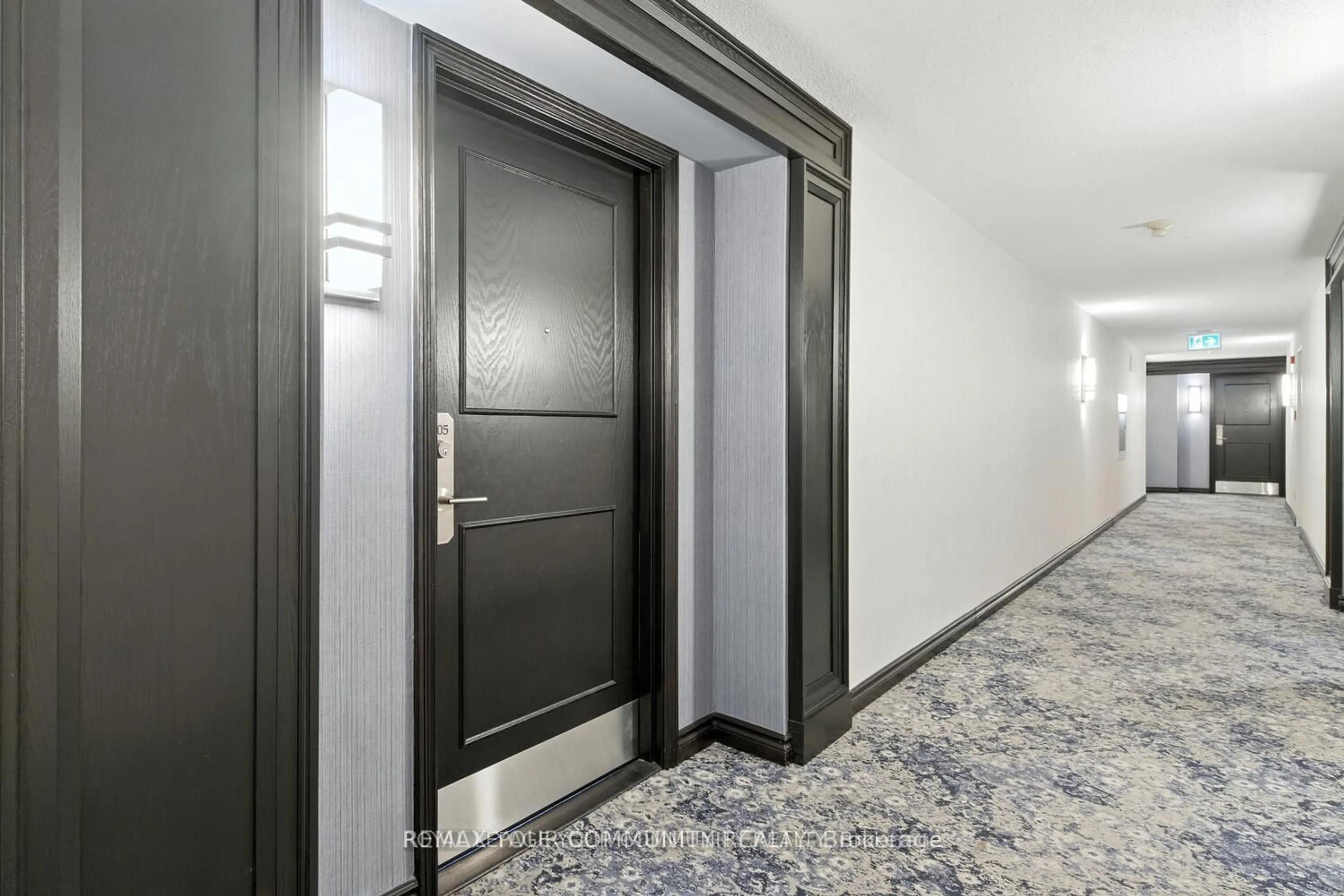 Indoor foyer for 14924 Yonge St #305, Aurora Ontario L4G 6H7