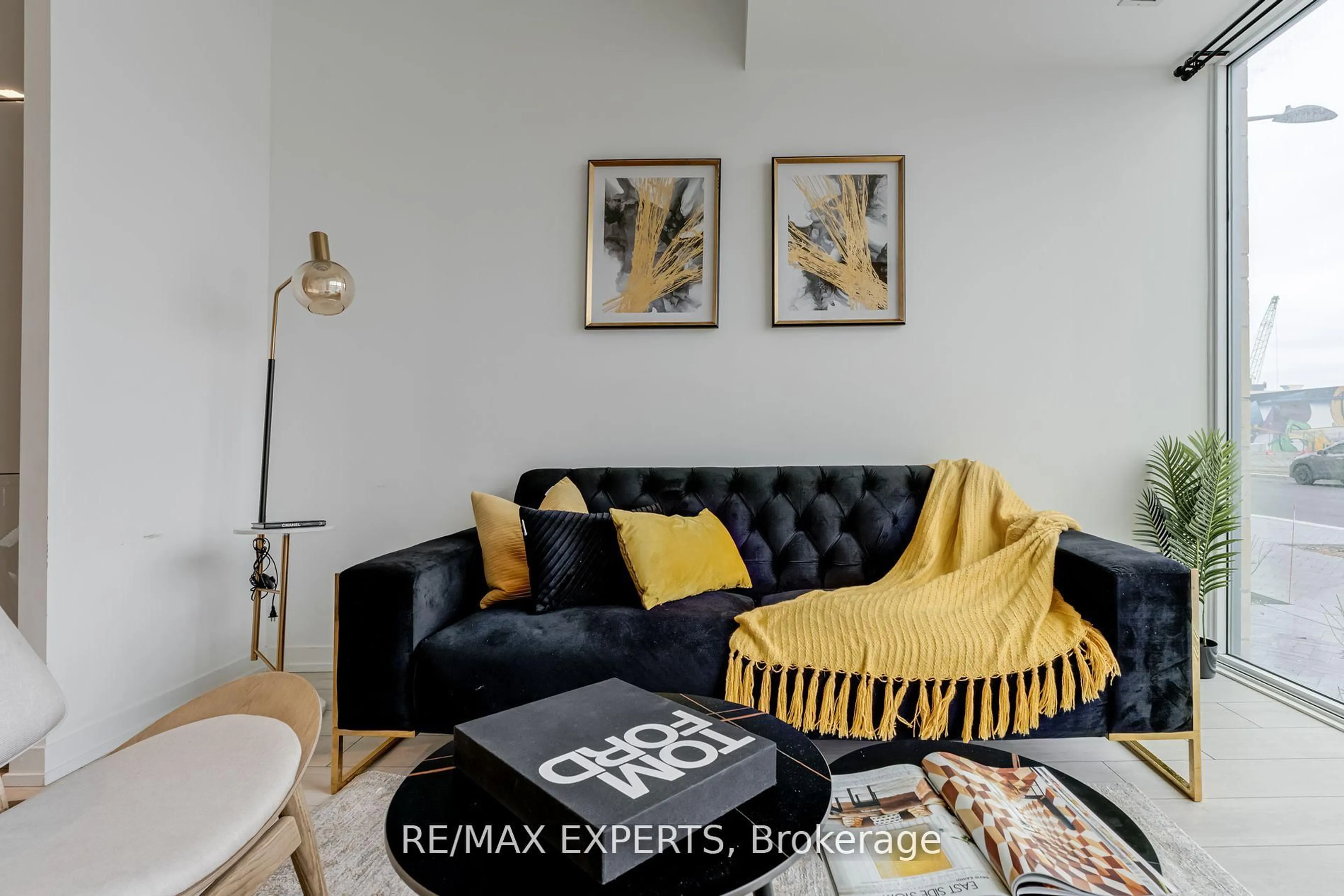 Living room with furniture, unknown for 9 Buttermill Ave #Th05, Vaughan Ontario L4K 0M5