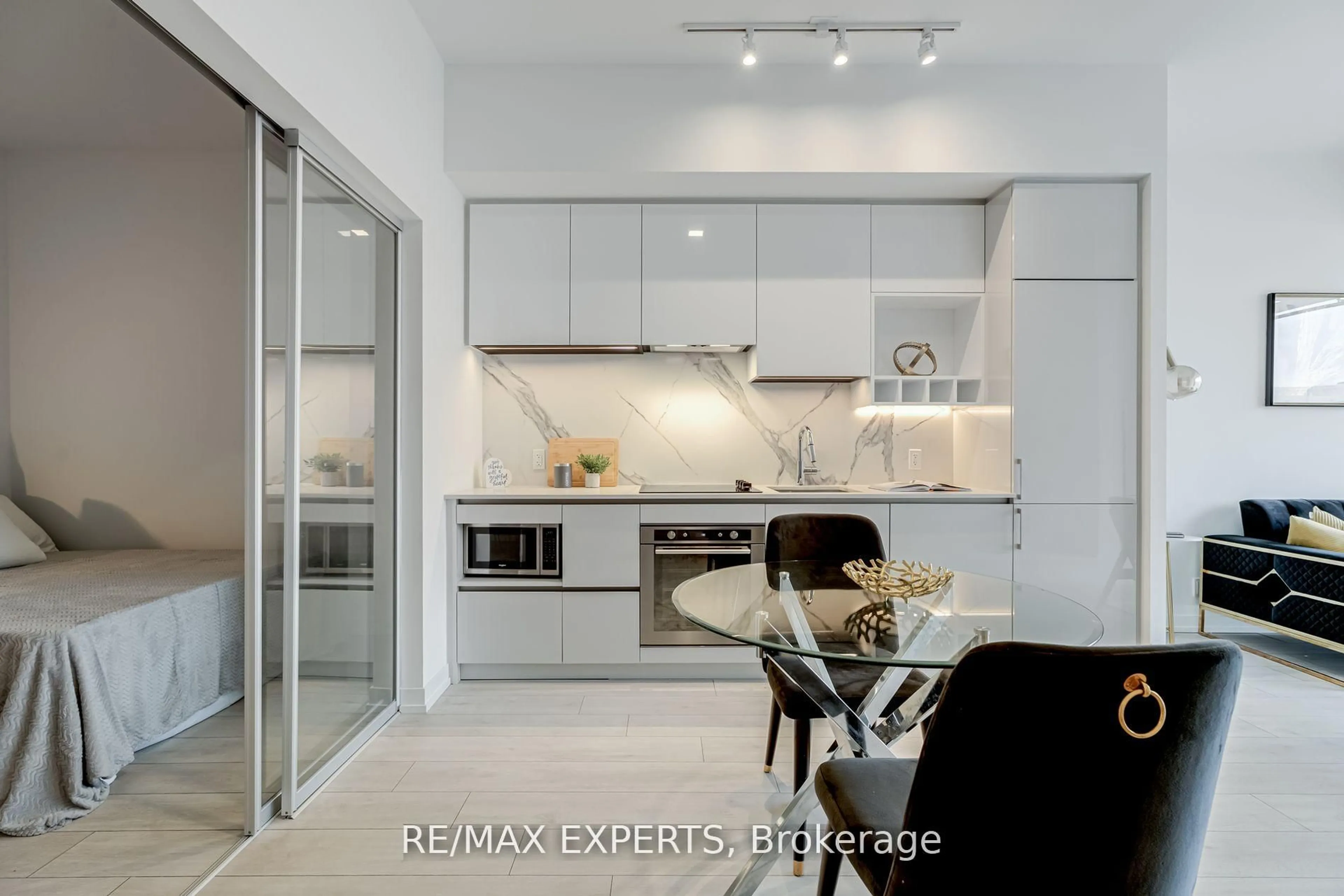 Contemporary kitchen, ceramic/tile floor for 9 Buttermill Ave #Th05, Vaughan Ontario L4K 0M5