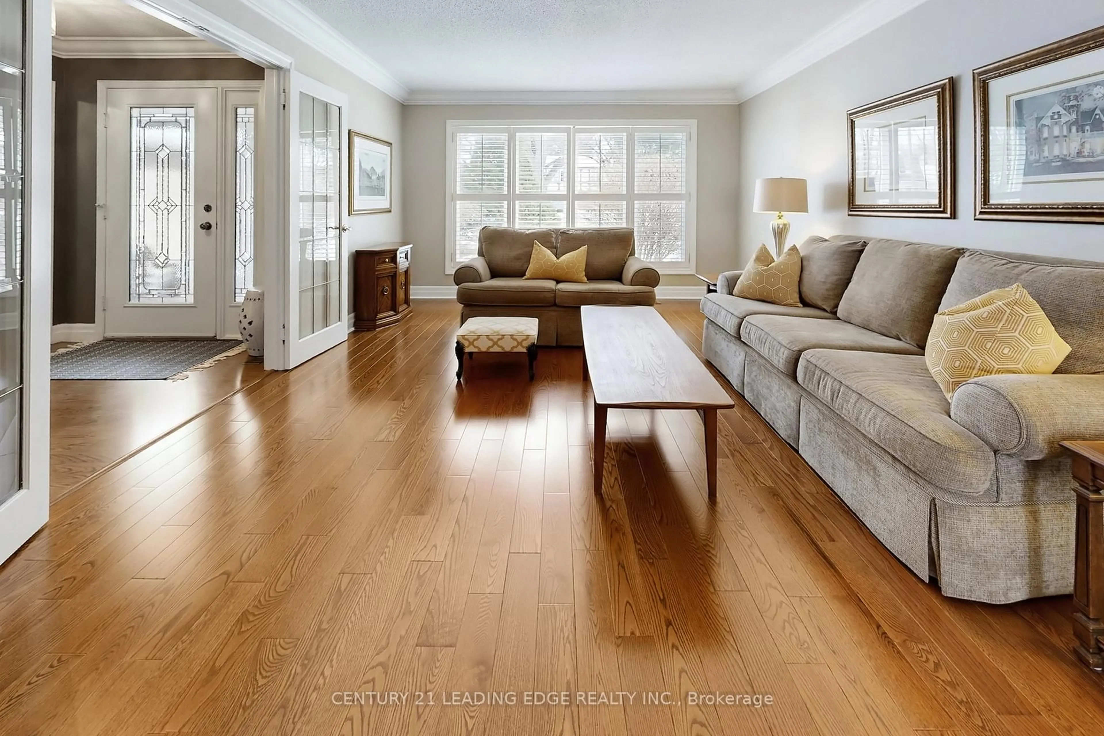 Living room with furniture, wood/laminate floor for 22 Sir Gawaine Pl, Markham Ontario L3P 3A2