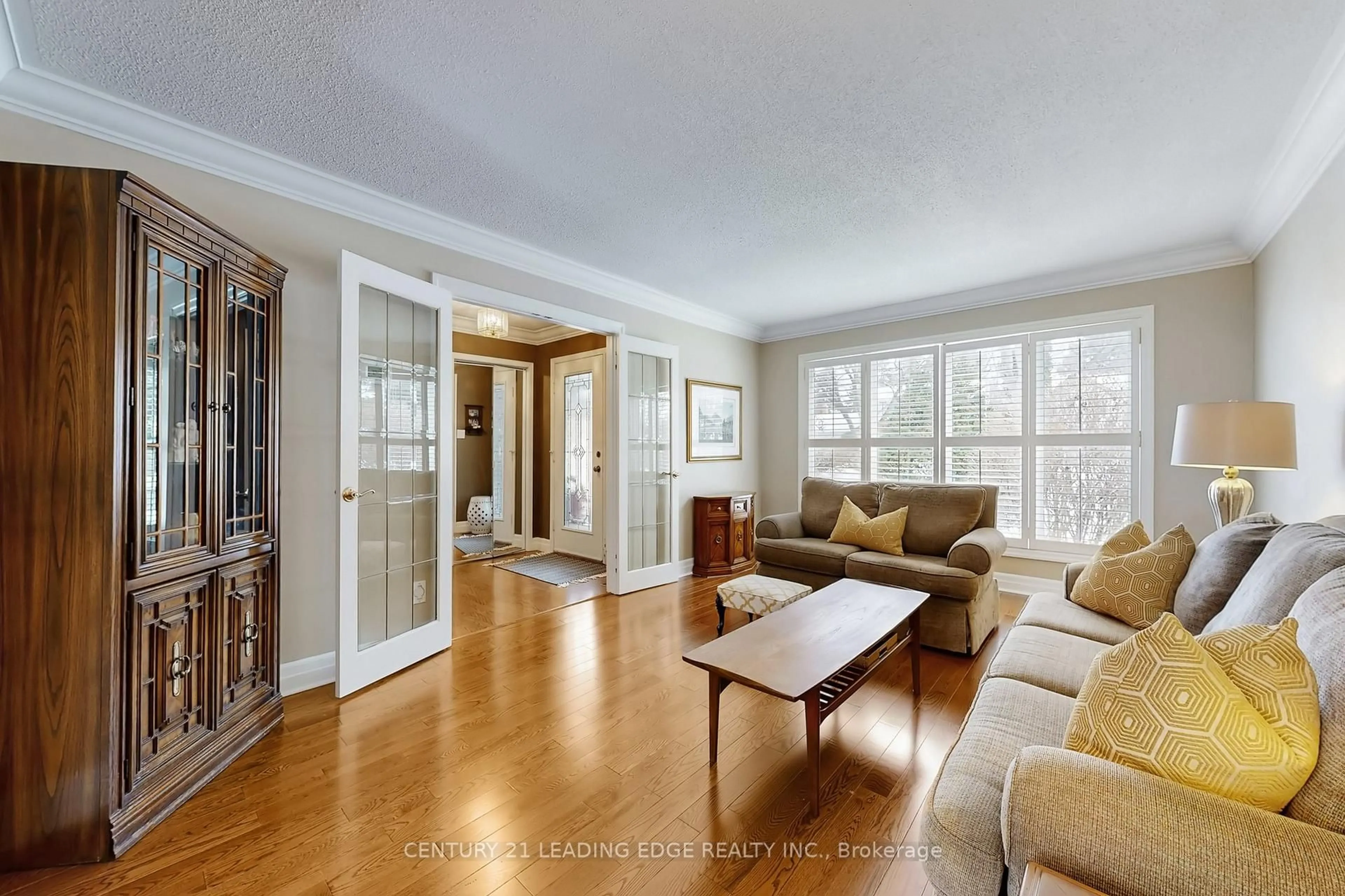 Living room with furniture, wood/laminate floor for 22 Sir Gawaine Pl, Markham Ontario L3P 3A2