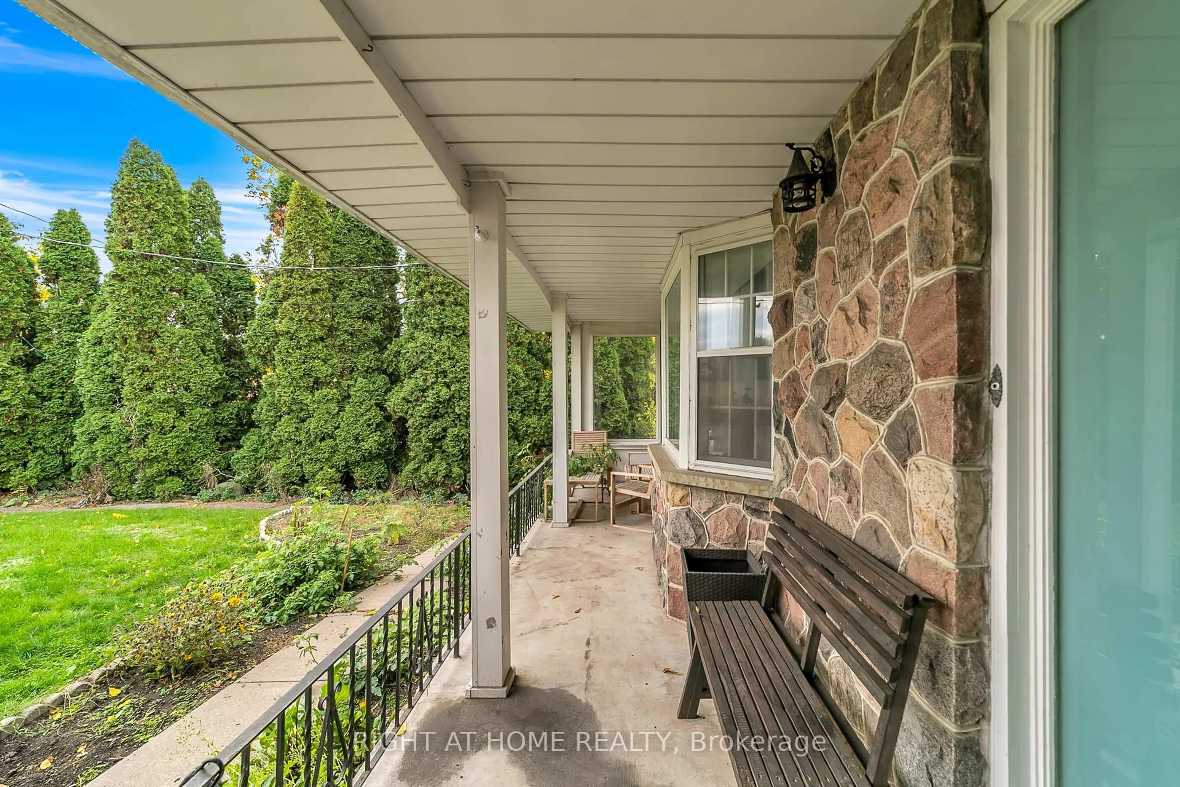 Patio, water/lake/river/ocean view for 22 Hamilton Dr, Newmarket Ontario L3Y 3E8