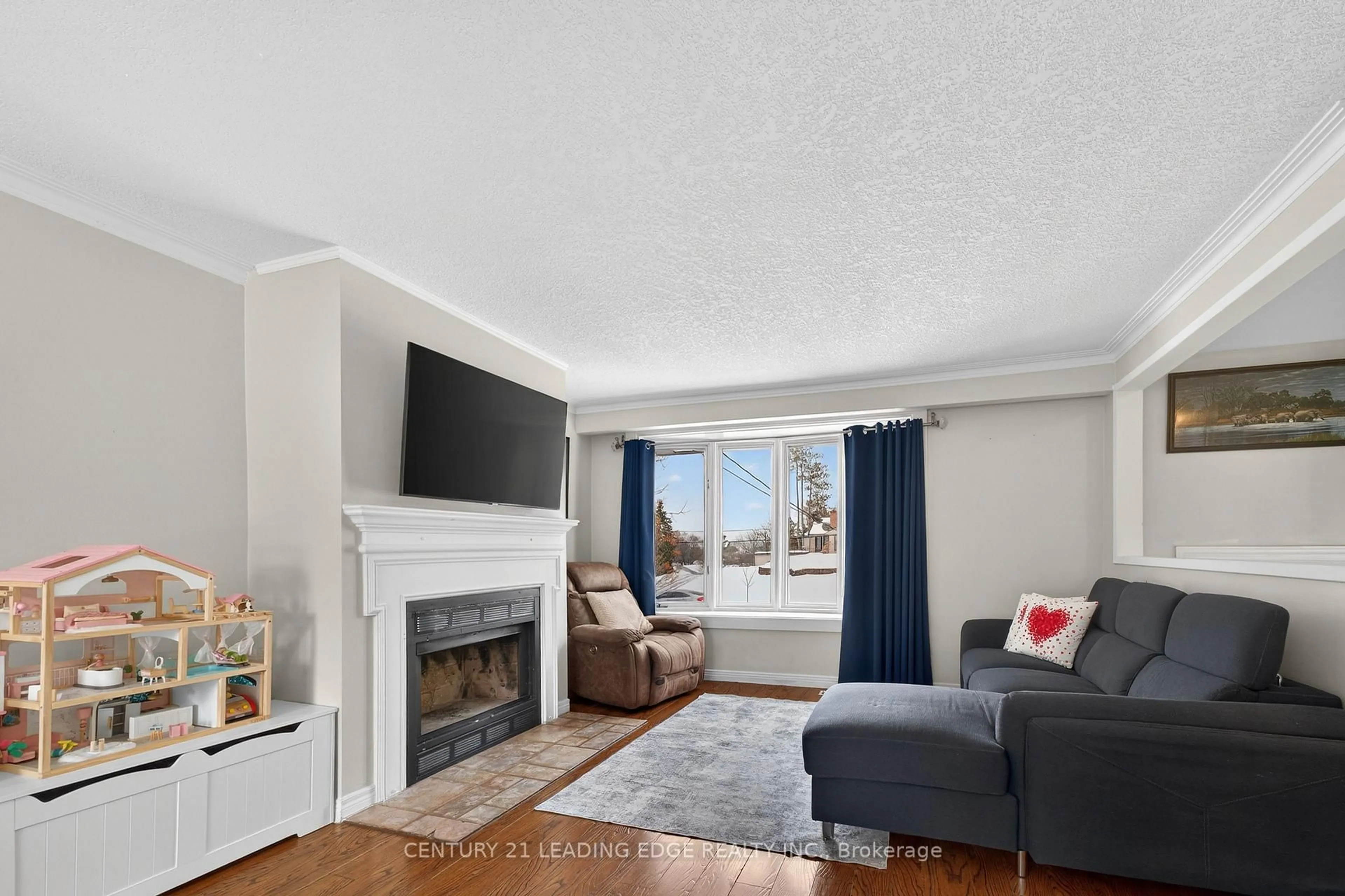 Living room with furniture, unknown for 8 Doner St, New Tecumseth Ontario L9R 1M5