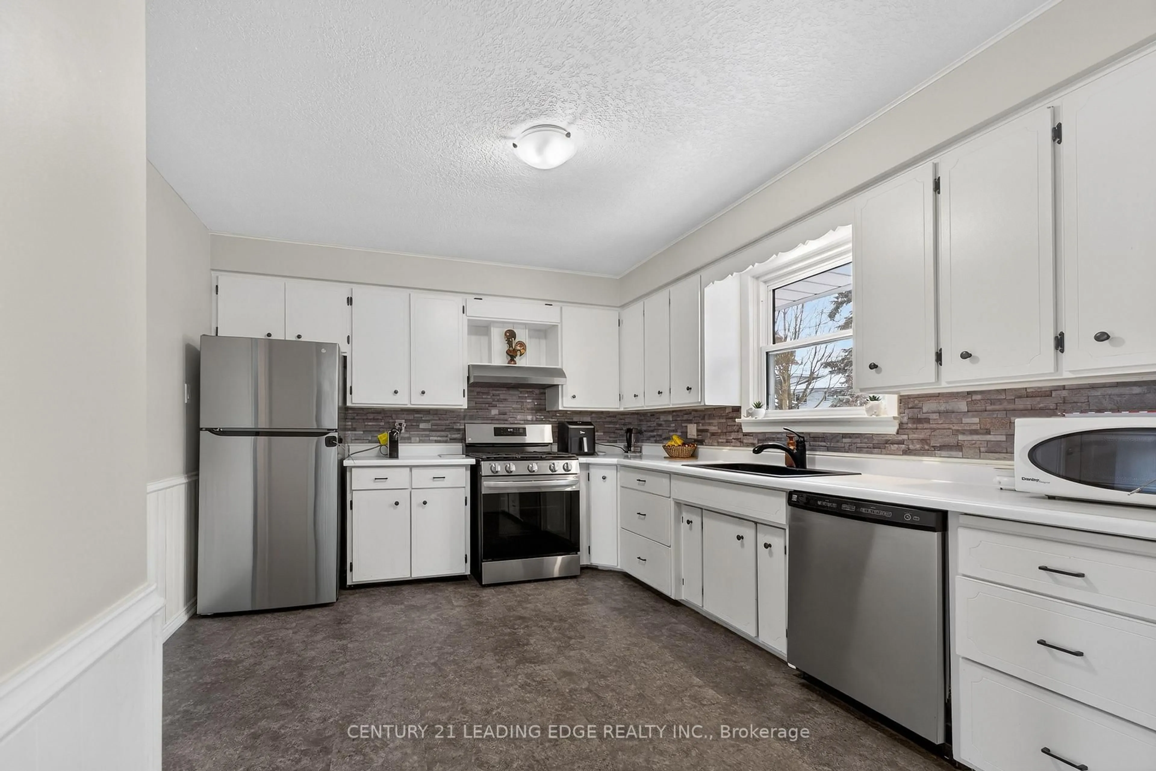 Unknown for 8 Doner St, New Tecumseth Ontario L9R 1M5