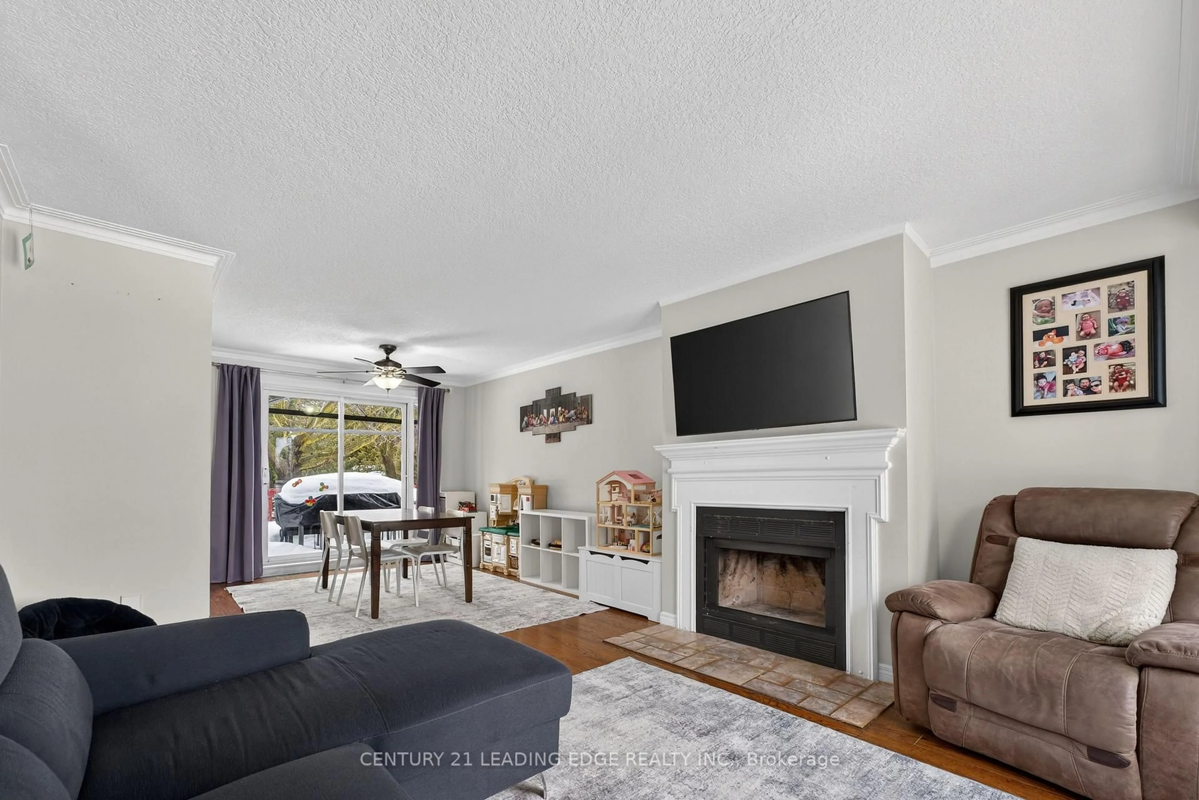 Living room with furniture, unknown for 8 Doner St, New Tecumseth Ontario L9R 1M5