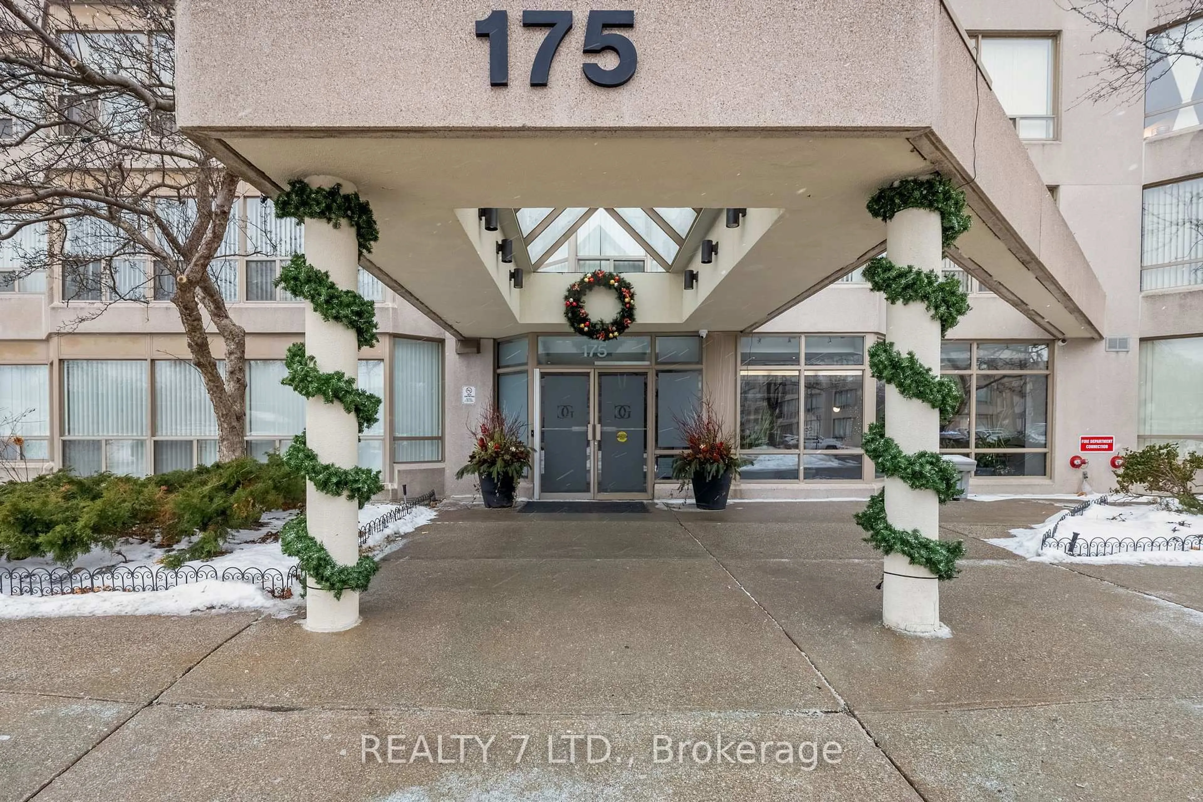 Indoor entryway for 175 Cedar Ave #303, Richmond Hill Ontario L4C 9V3