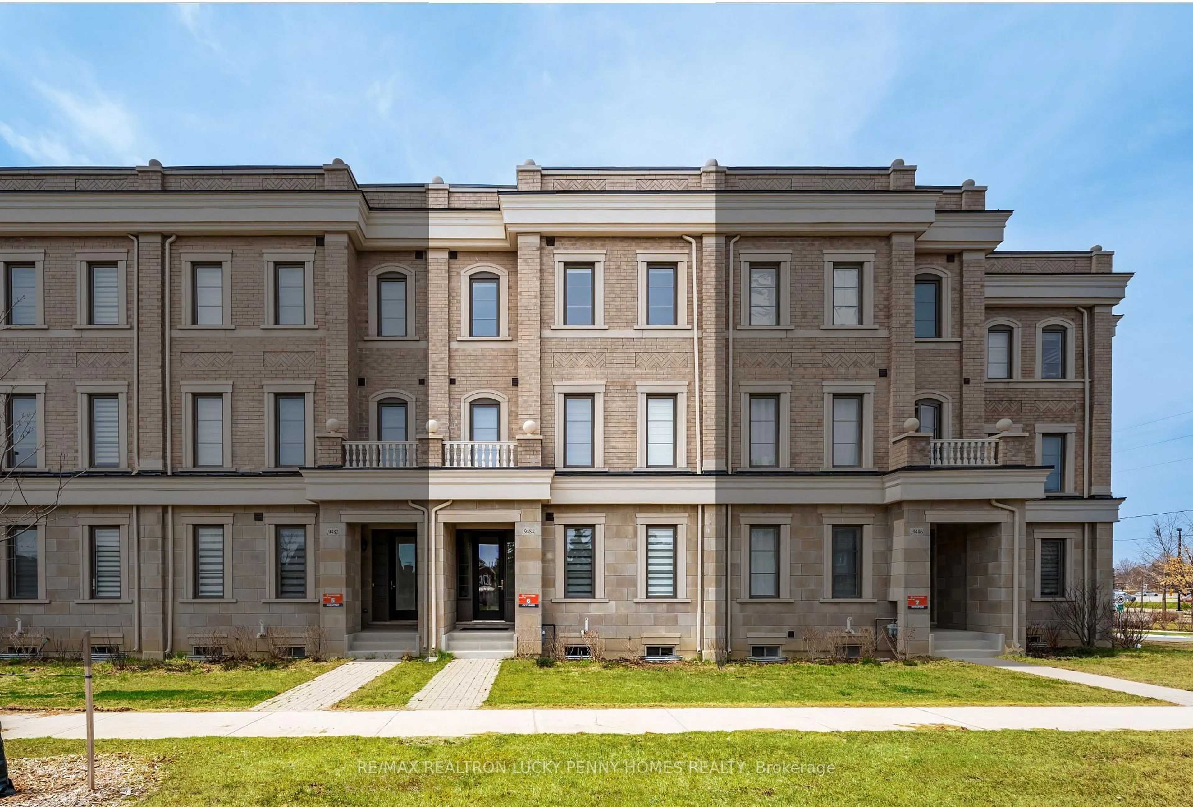 Home with brick exterior material, building for 9484 Bayview Ave, Richmond Hill Ontario L4C 4L8