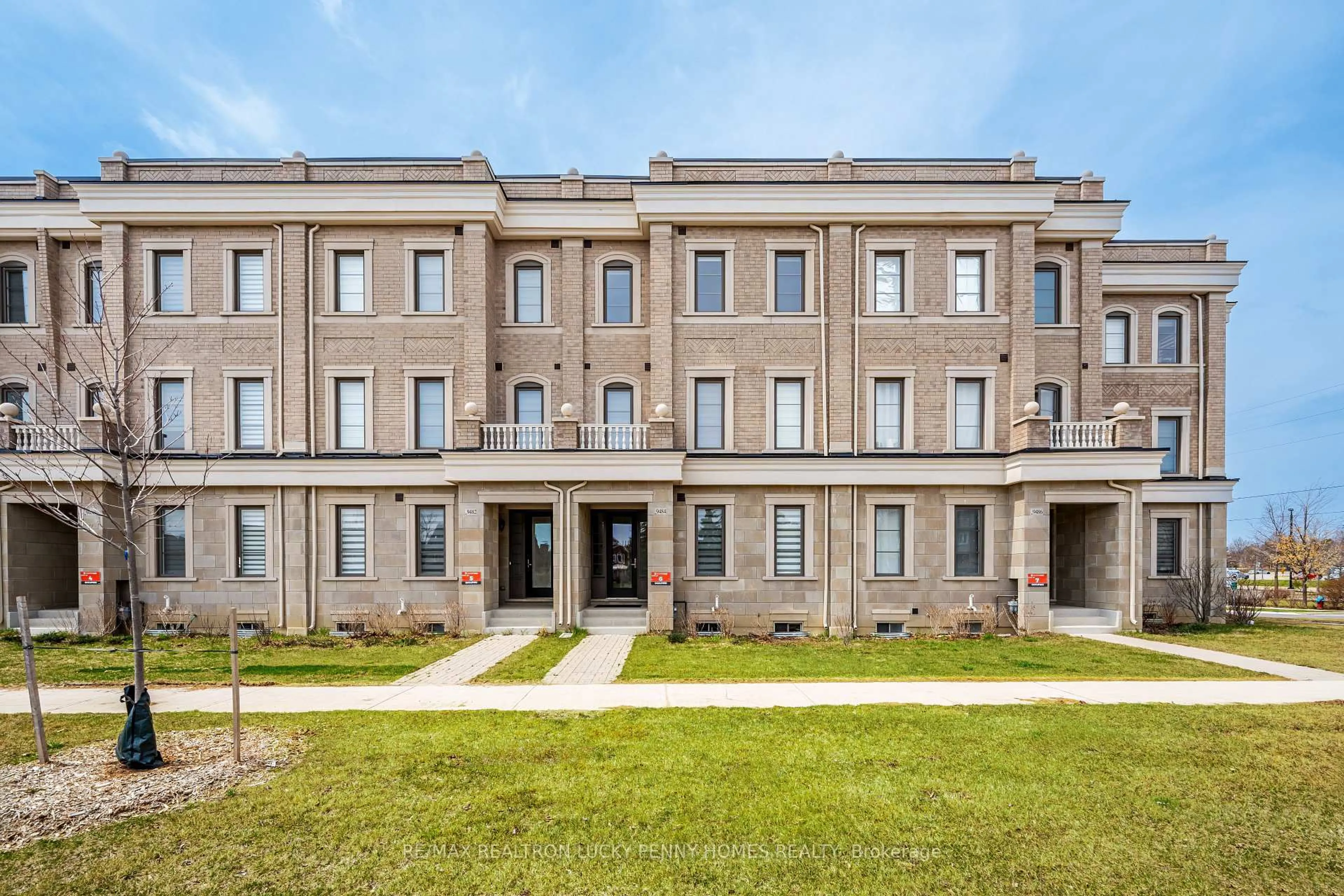 Home with brick exterior material, building for 9484 Bayview Ave, Richmond Hill Ontario L4C 4L8