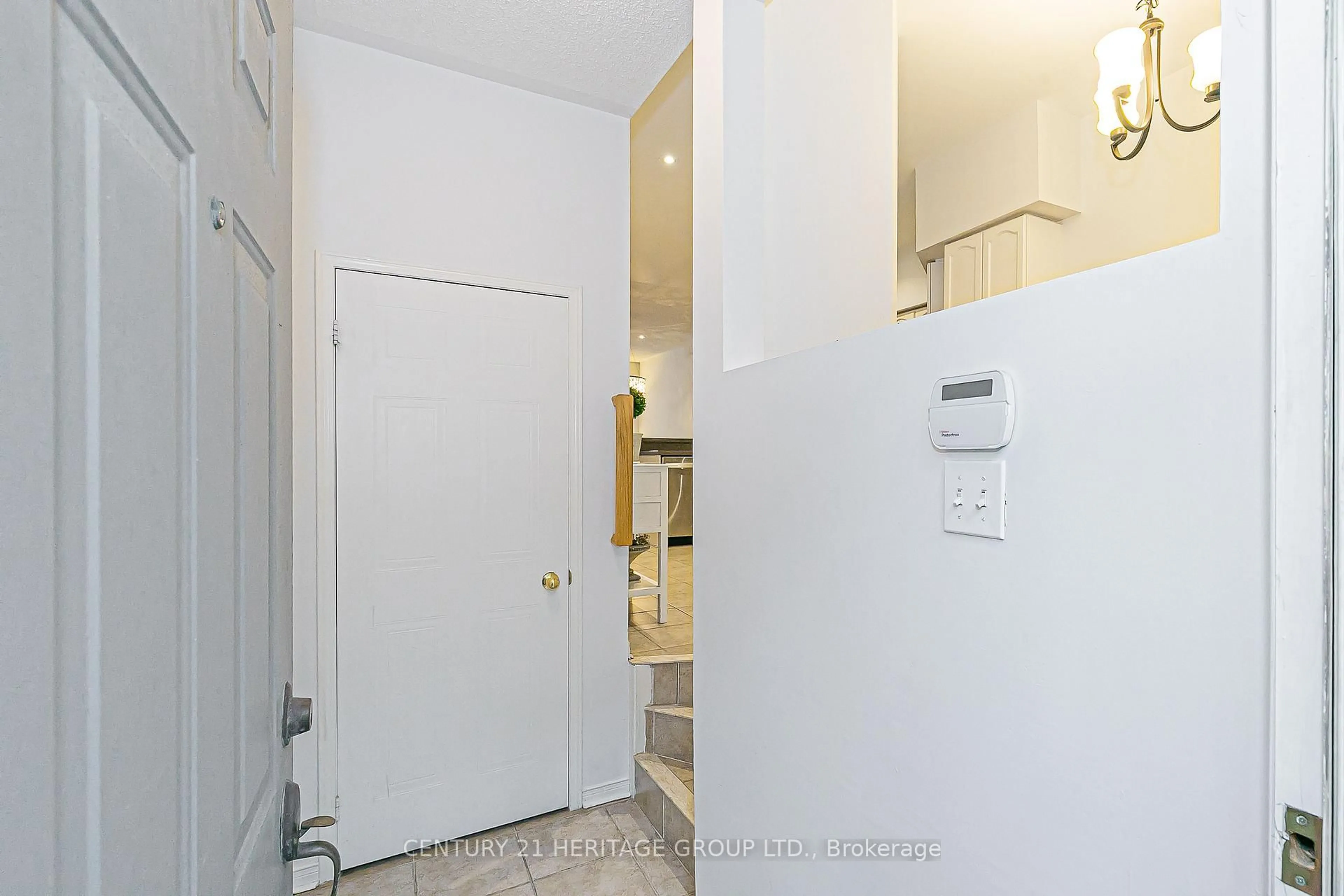 Indoor entryway for 23 Observatory Lane #66, Richmond Hill Ontario L4C 0M7