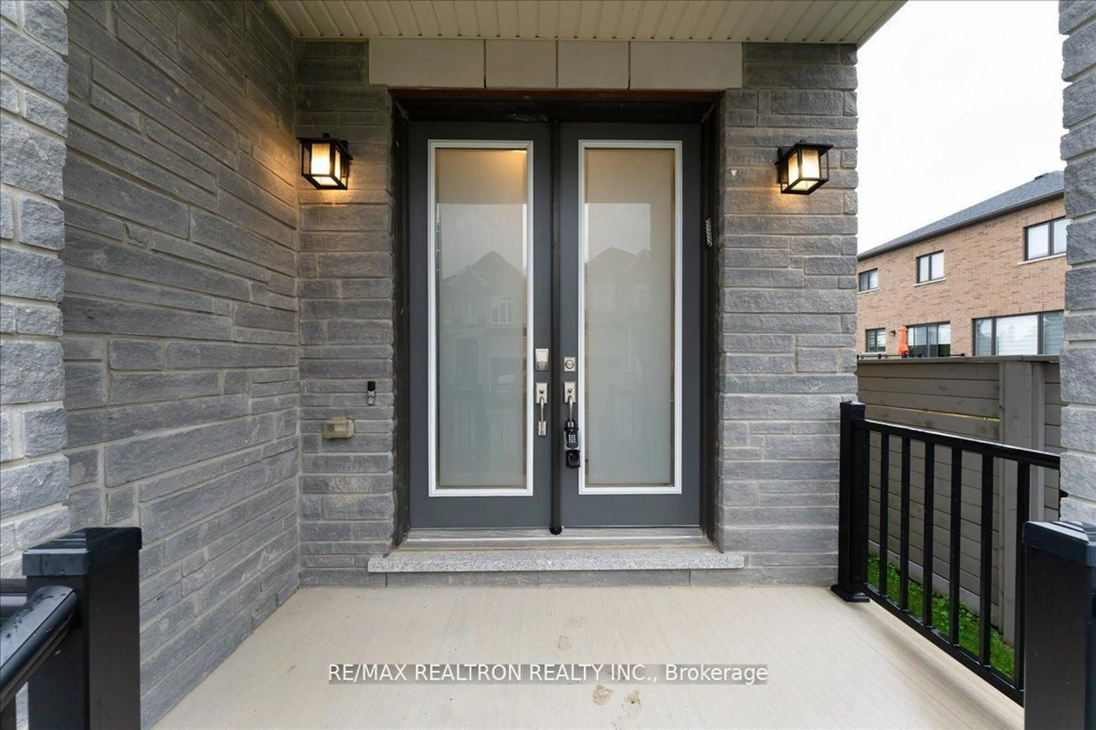 Indoor entryway for 7 Maple Fields Circ, Aurora Ontario L4G 3X6