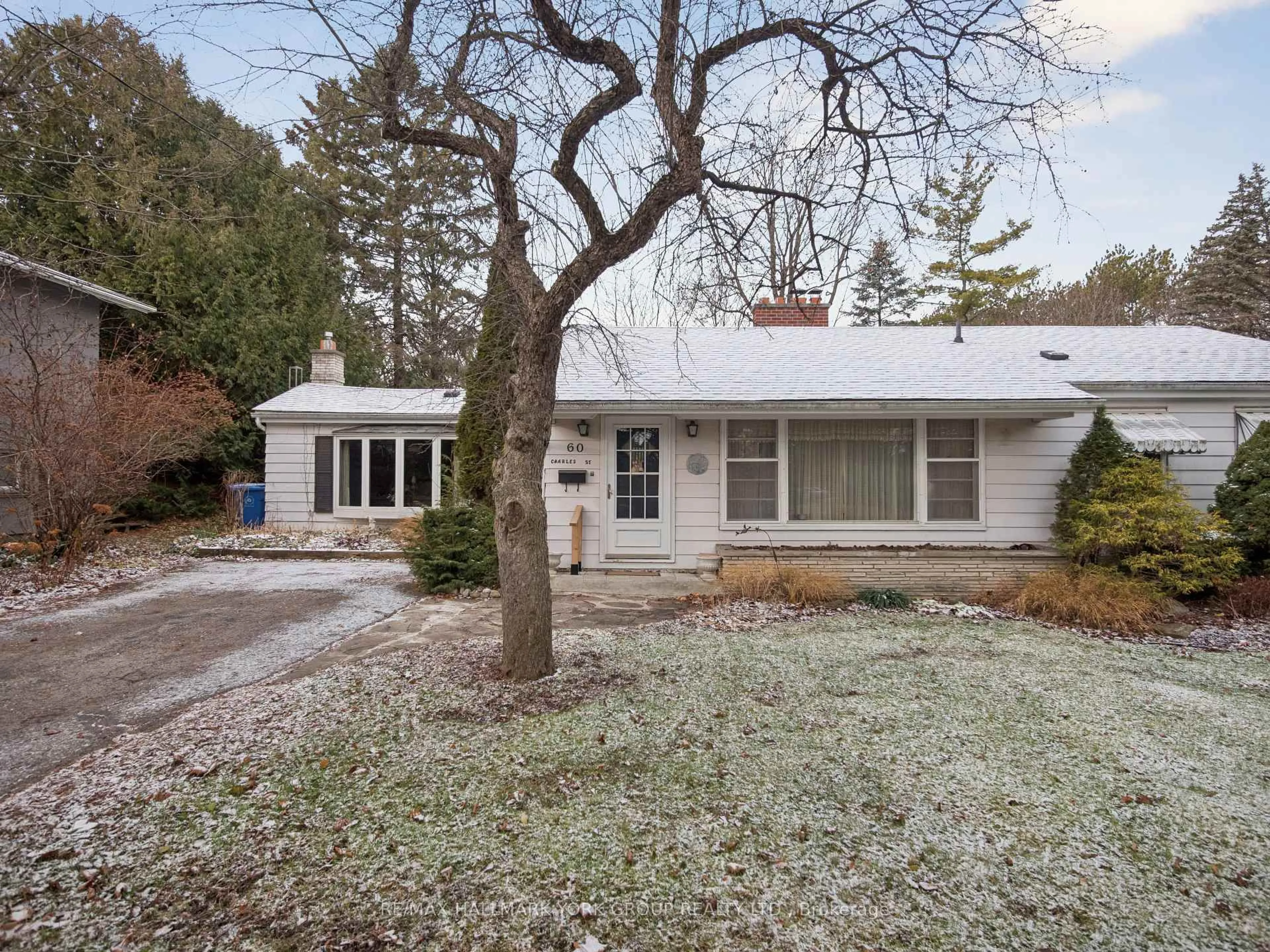 Unknown for 60 Charles St, King Ontario L7B 1J7