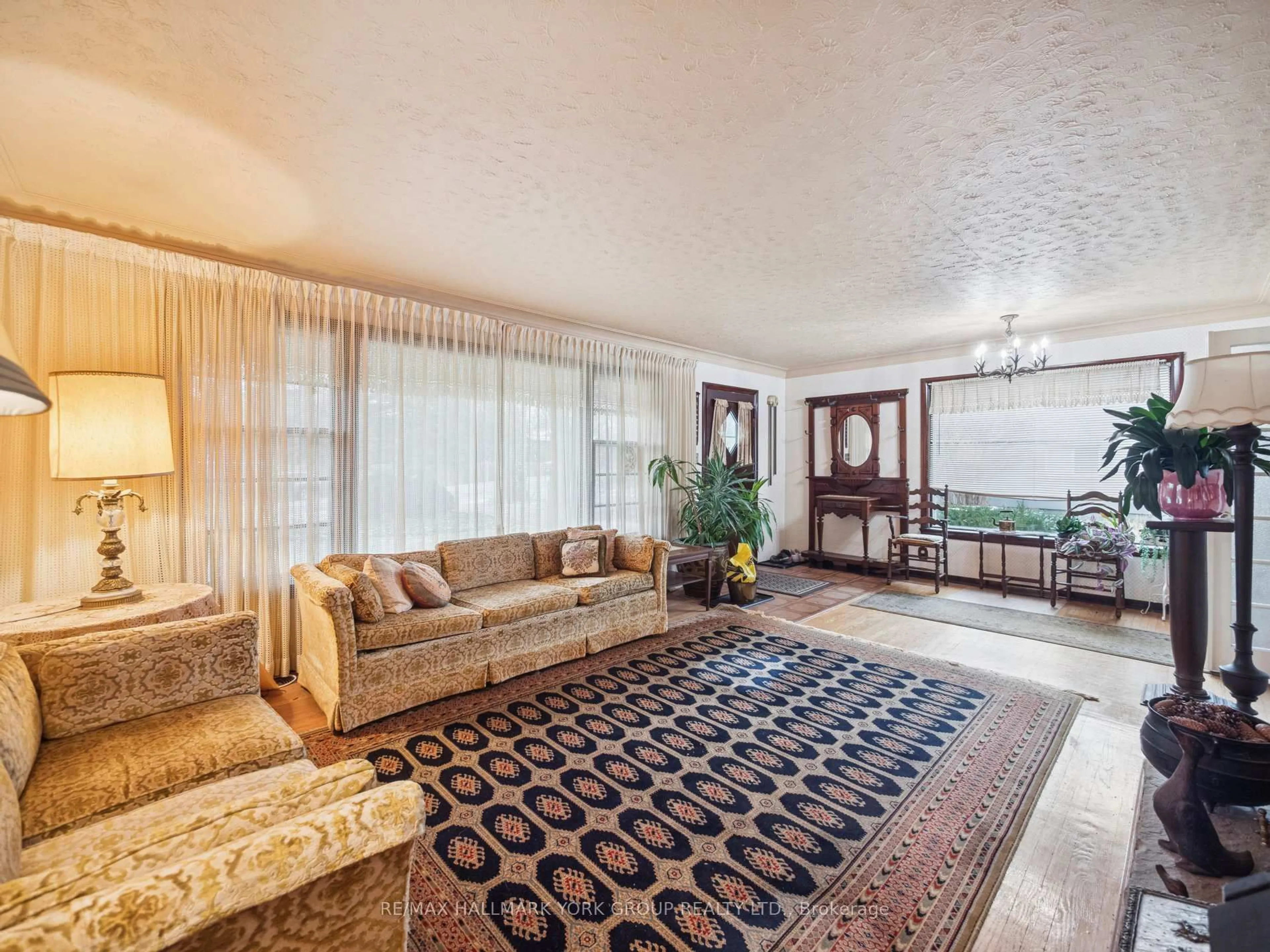 Living room with furniture, carpet floor for 60 Charles St, King Ontario L7B 1J7