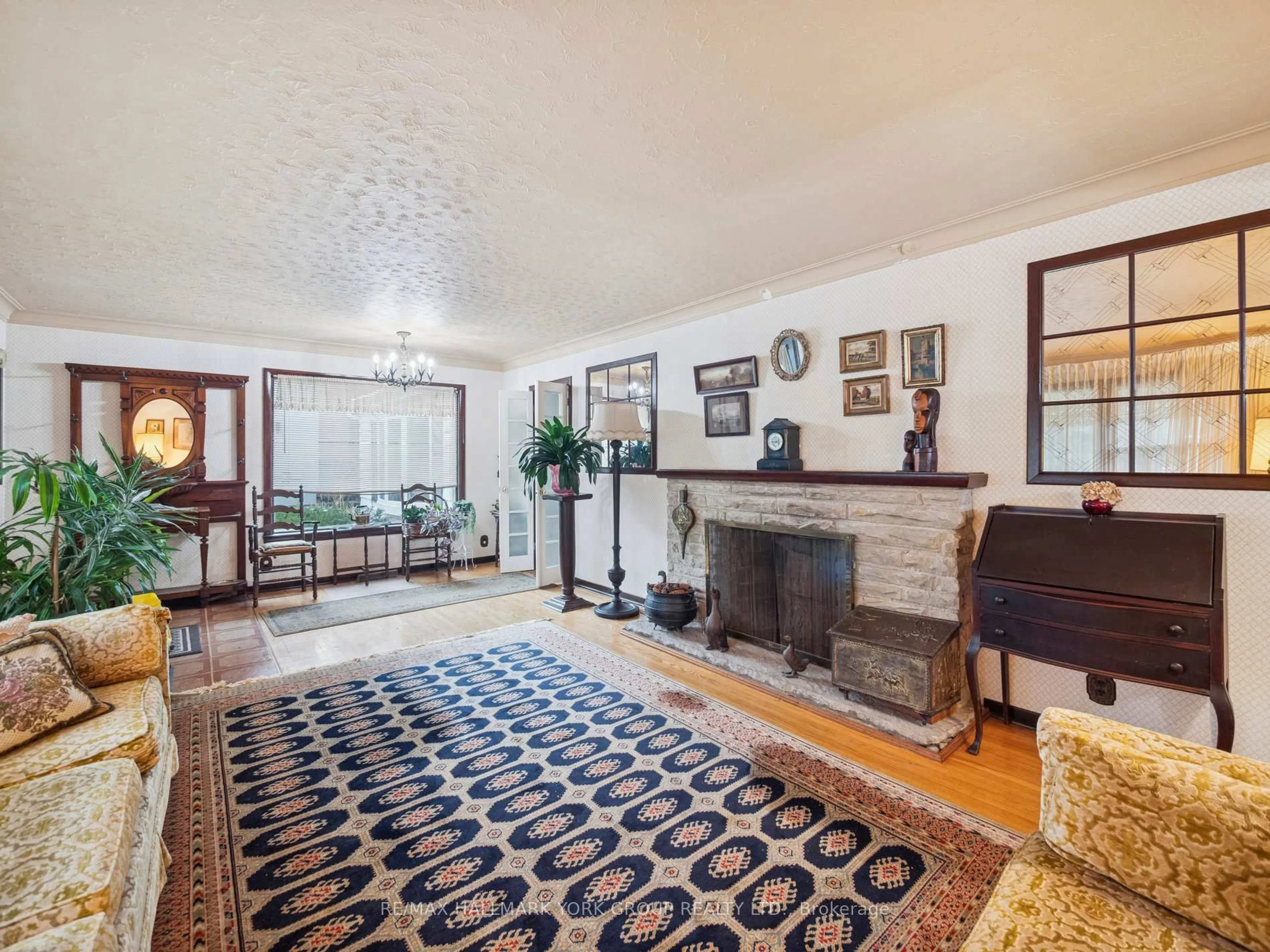 Unknown for 60 Charles St, King Ontario L7B 1J7