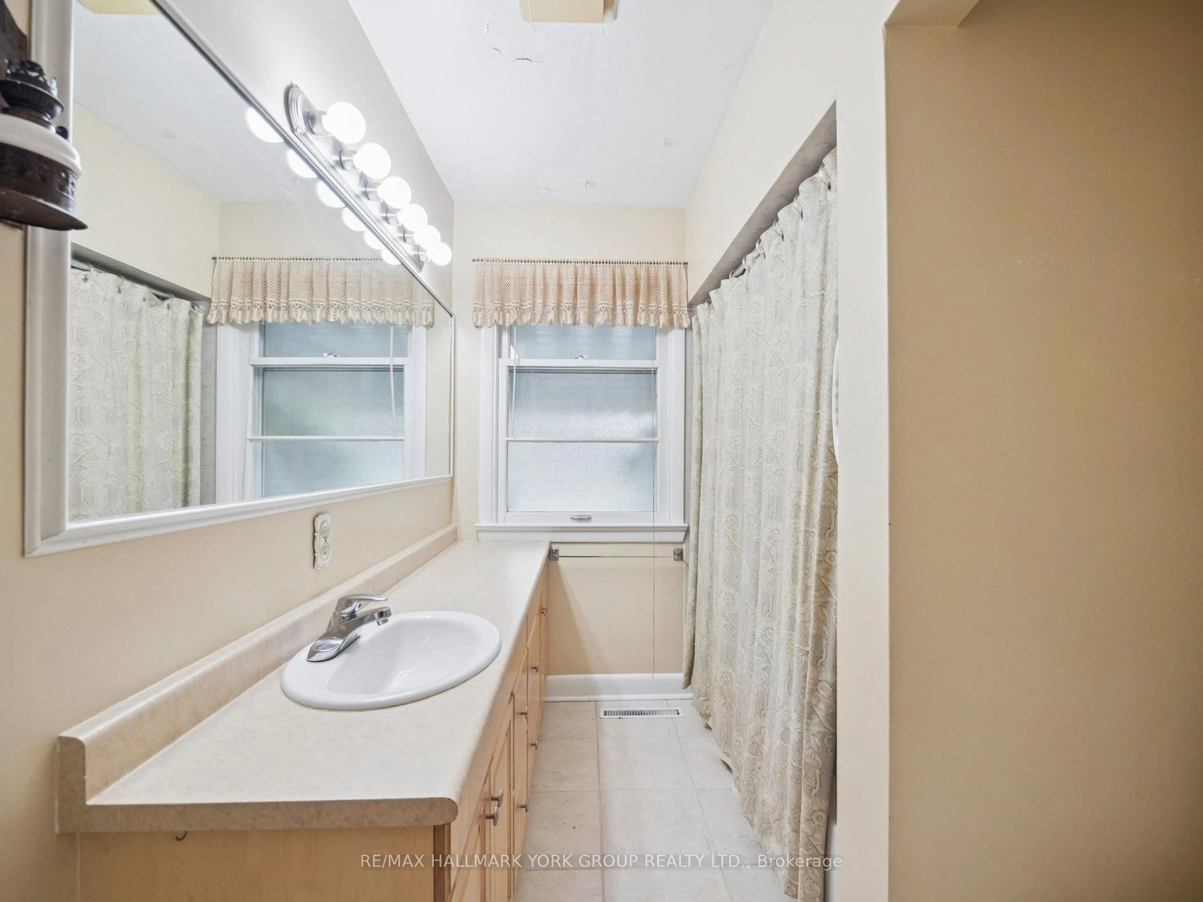 Standard bathroom, unknown for 60 Charles St, King Ontario L7B 1J7