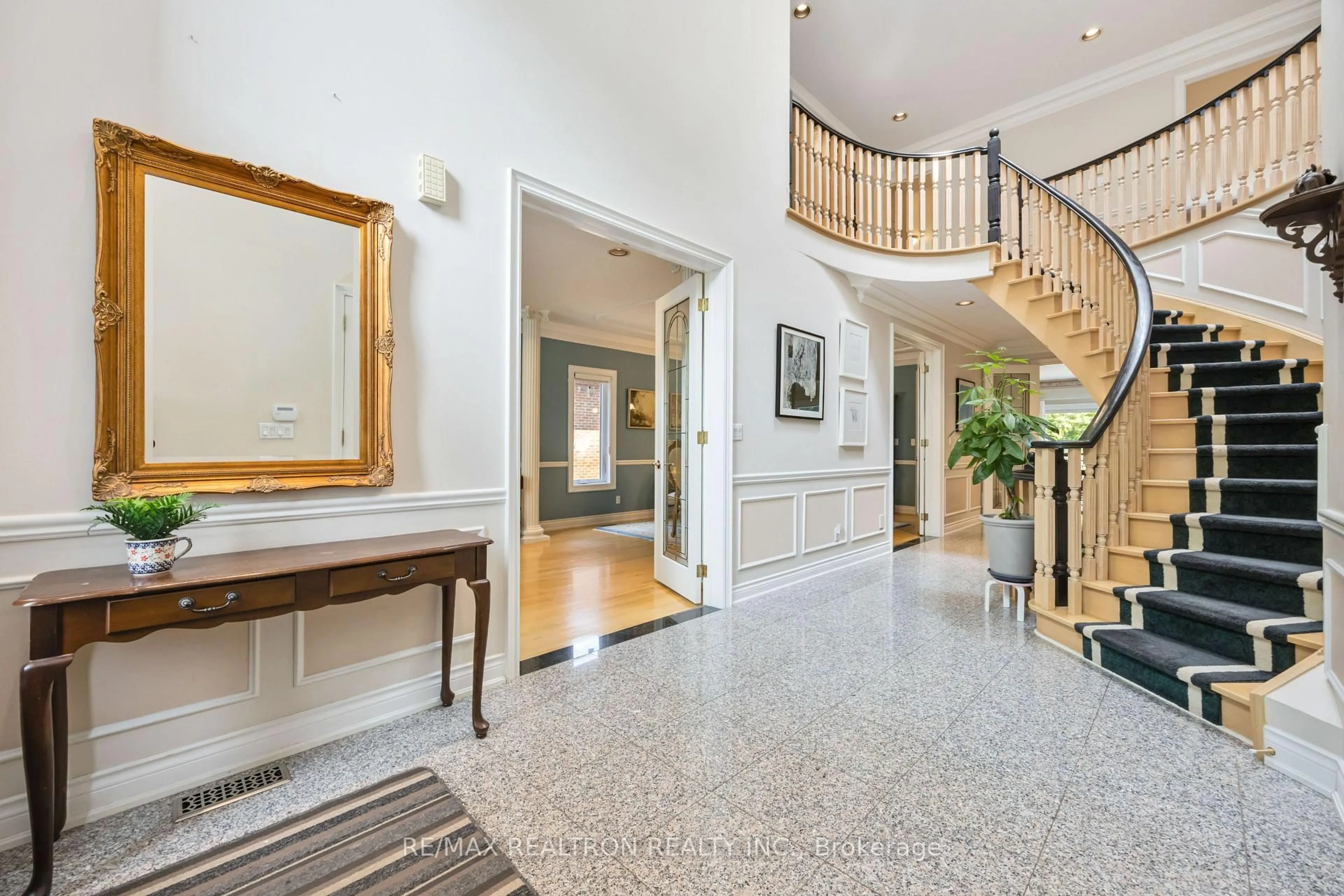 Indoor foyer for 77 Sprucewood Dr, Markham Ontario L3T 2P9