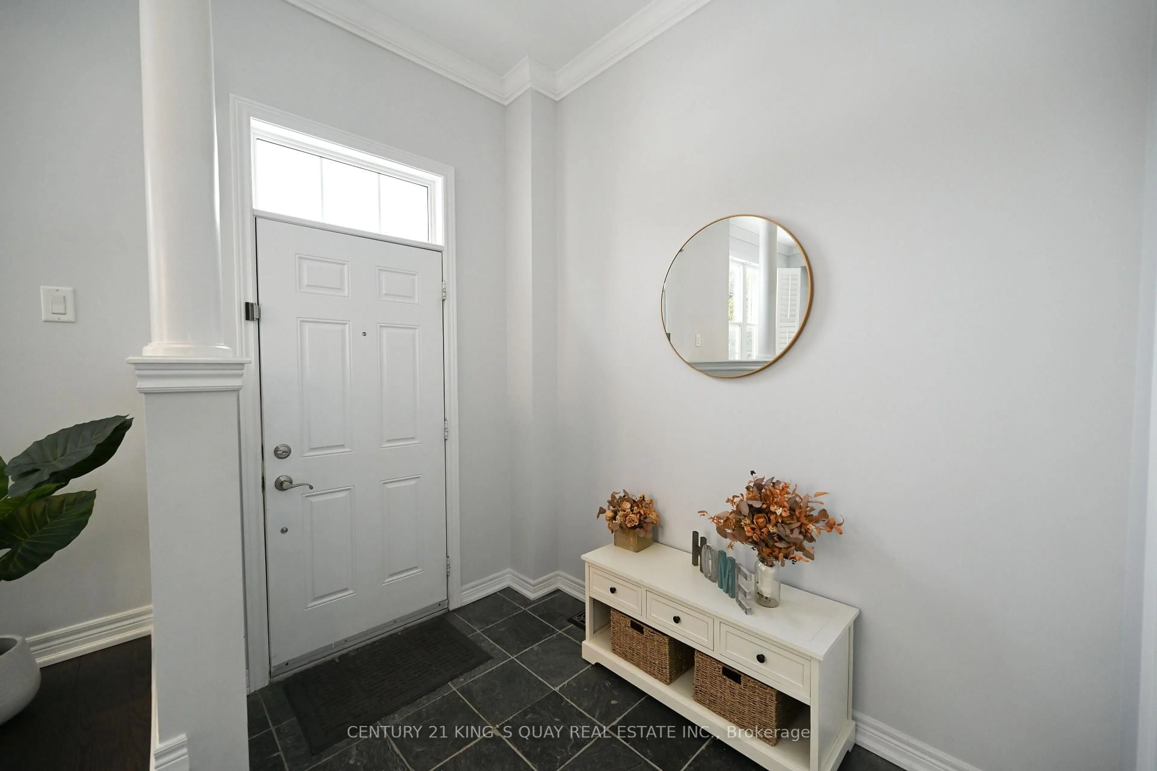 Indoor entryway for 10514 Victoria Square Blvd, Markham Ontario L6C 0A3