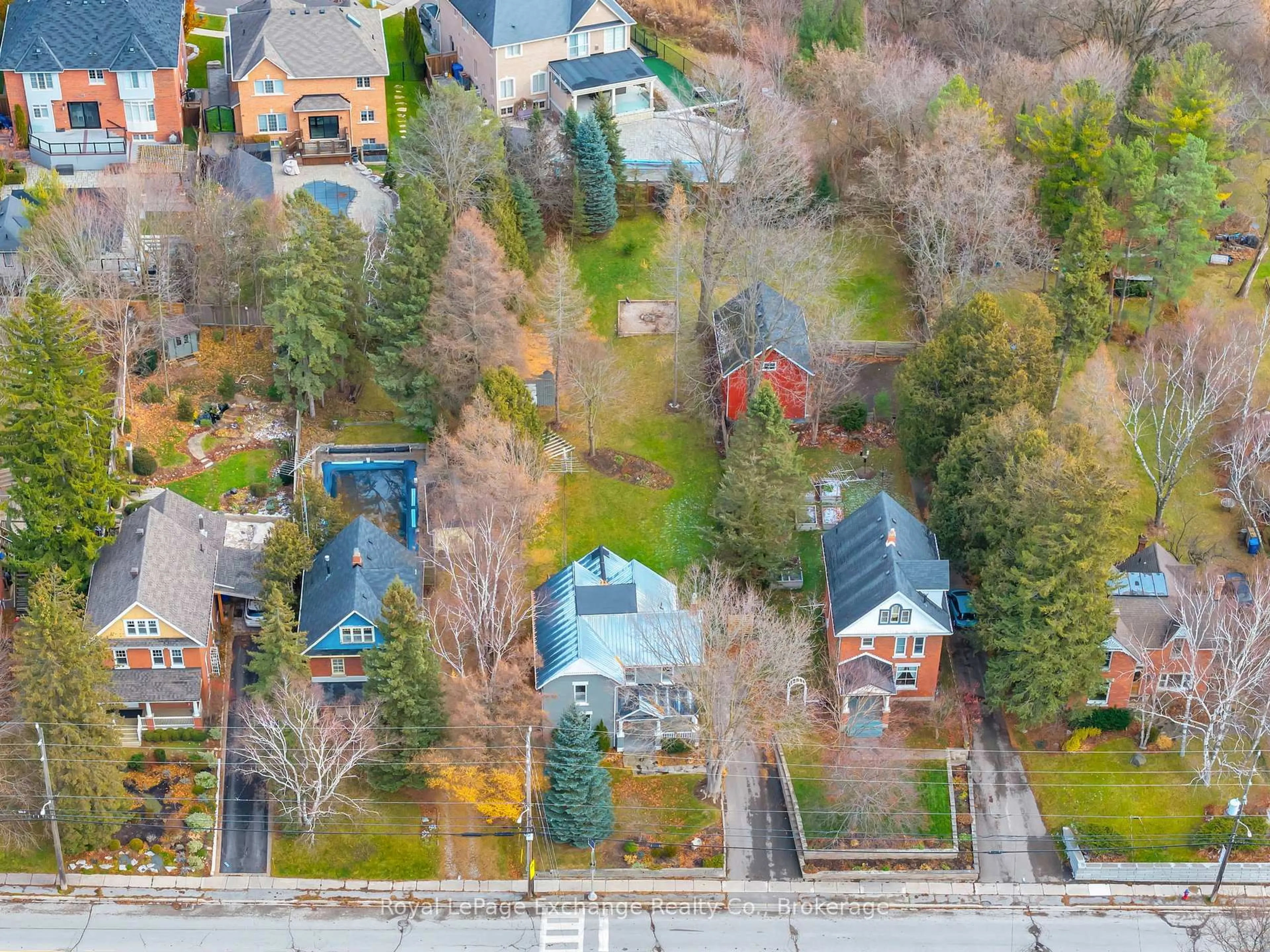 A pic from outside/outdoor area/front of a property/back of a property/a pic from drone, city buildings view from balcony for 412 Main St, King Ontario L0G 1T0