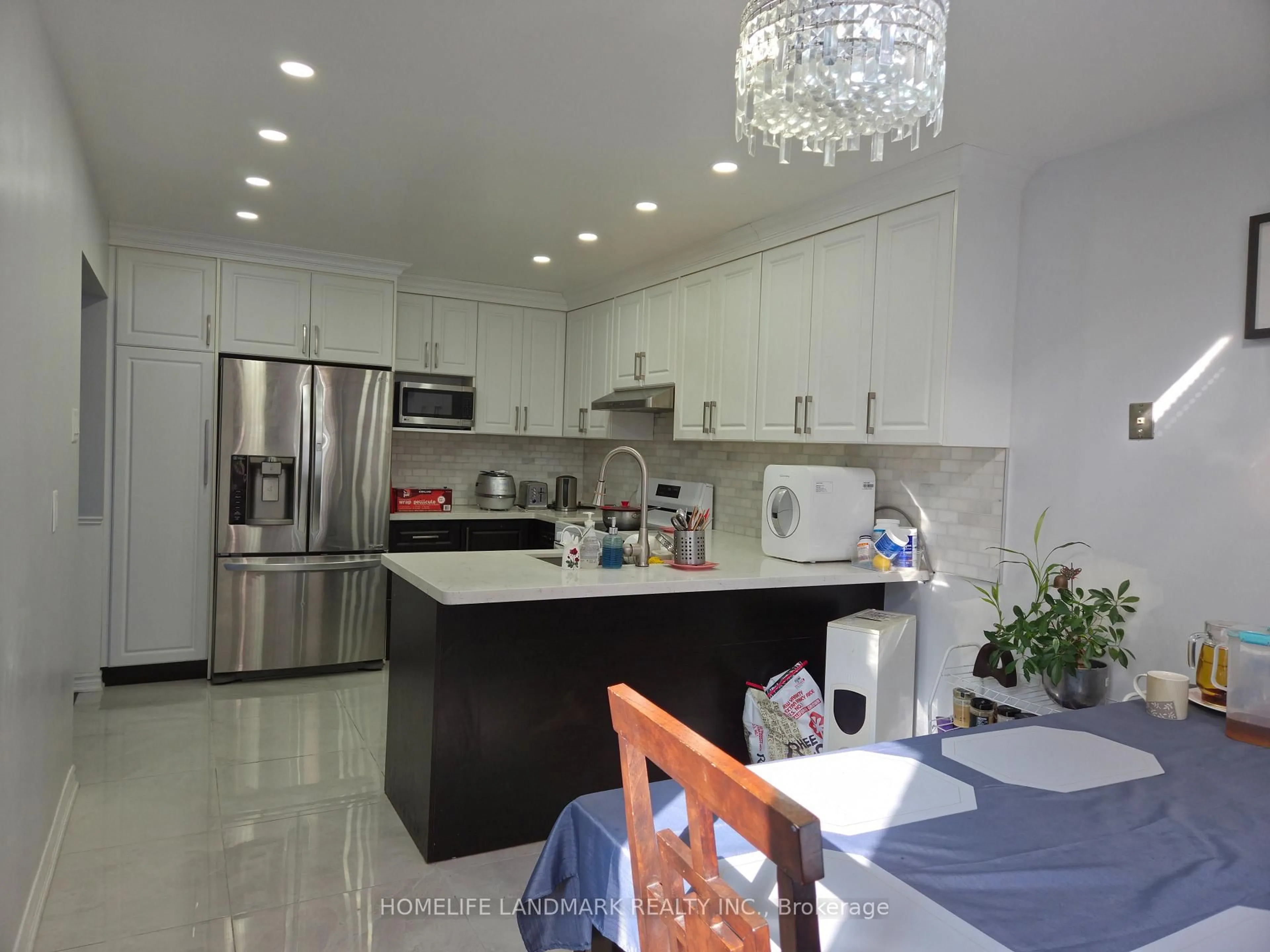 Open concept kitchen, ceramic/tile floor for 35 Royal Palm Dr, Vaughan Ontario L4J 5R4