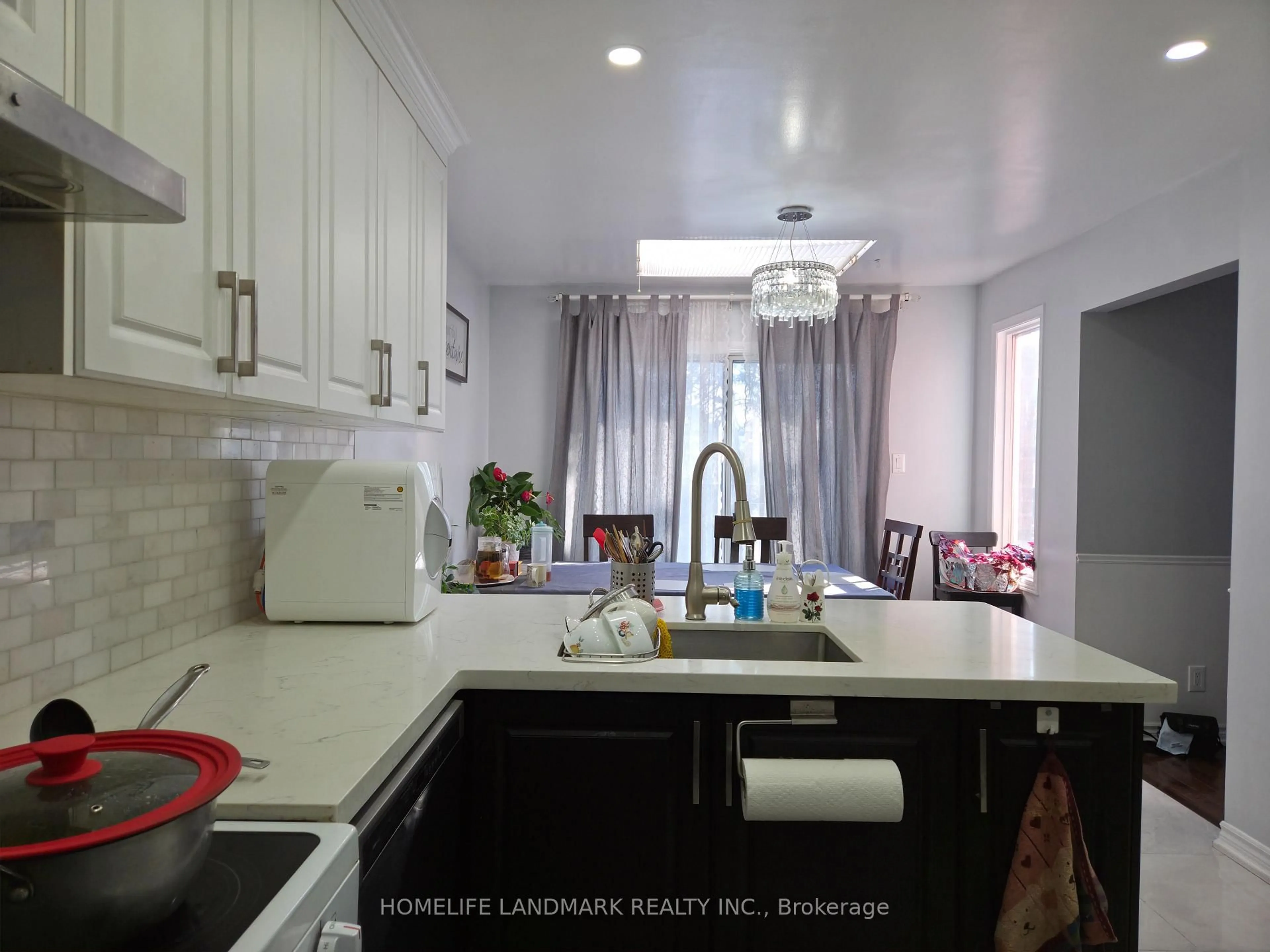 Standard kitchen, wood/laminate floor for 35 Royal Palm Dr, Vaughan Ontario L4J 5R4