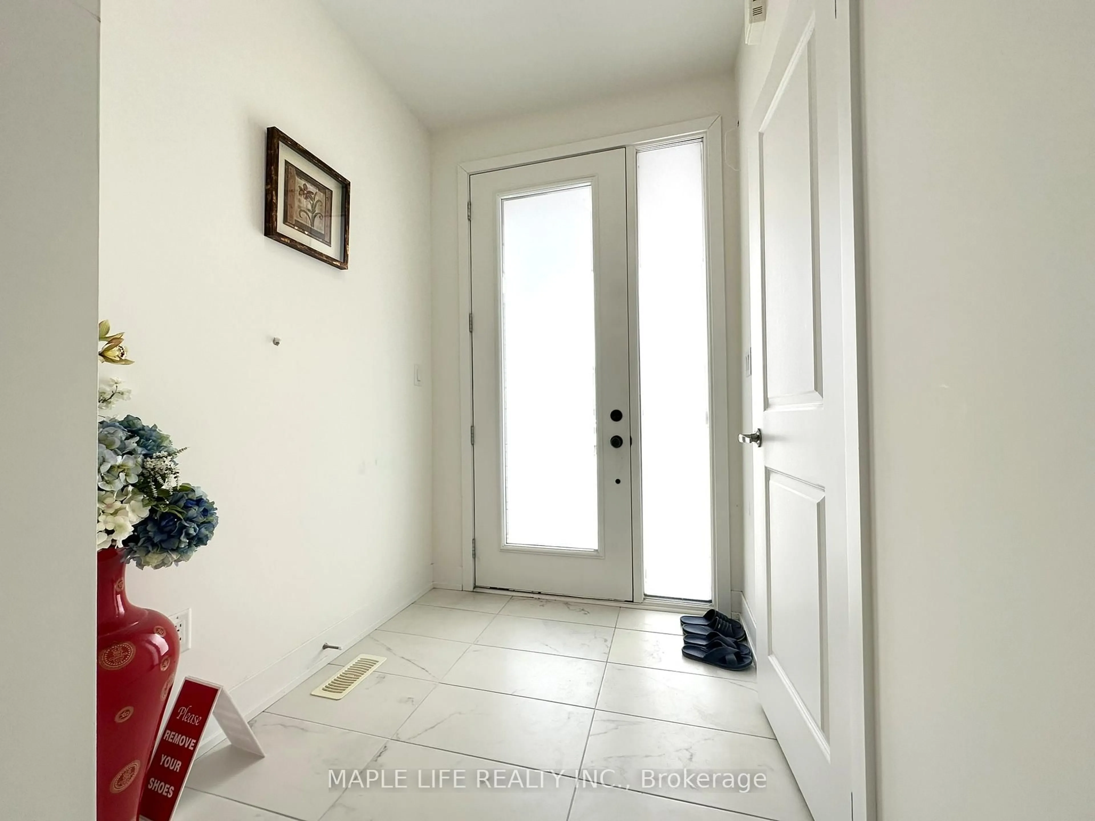 Indoor entryway for 124 Hilts Dr, Richmond Hill Ontario L4S 0J2