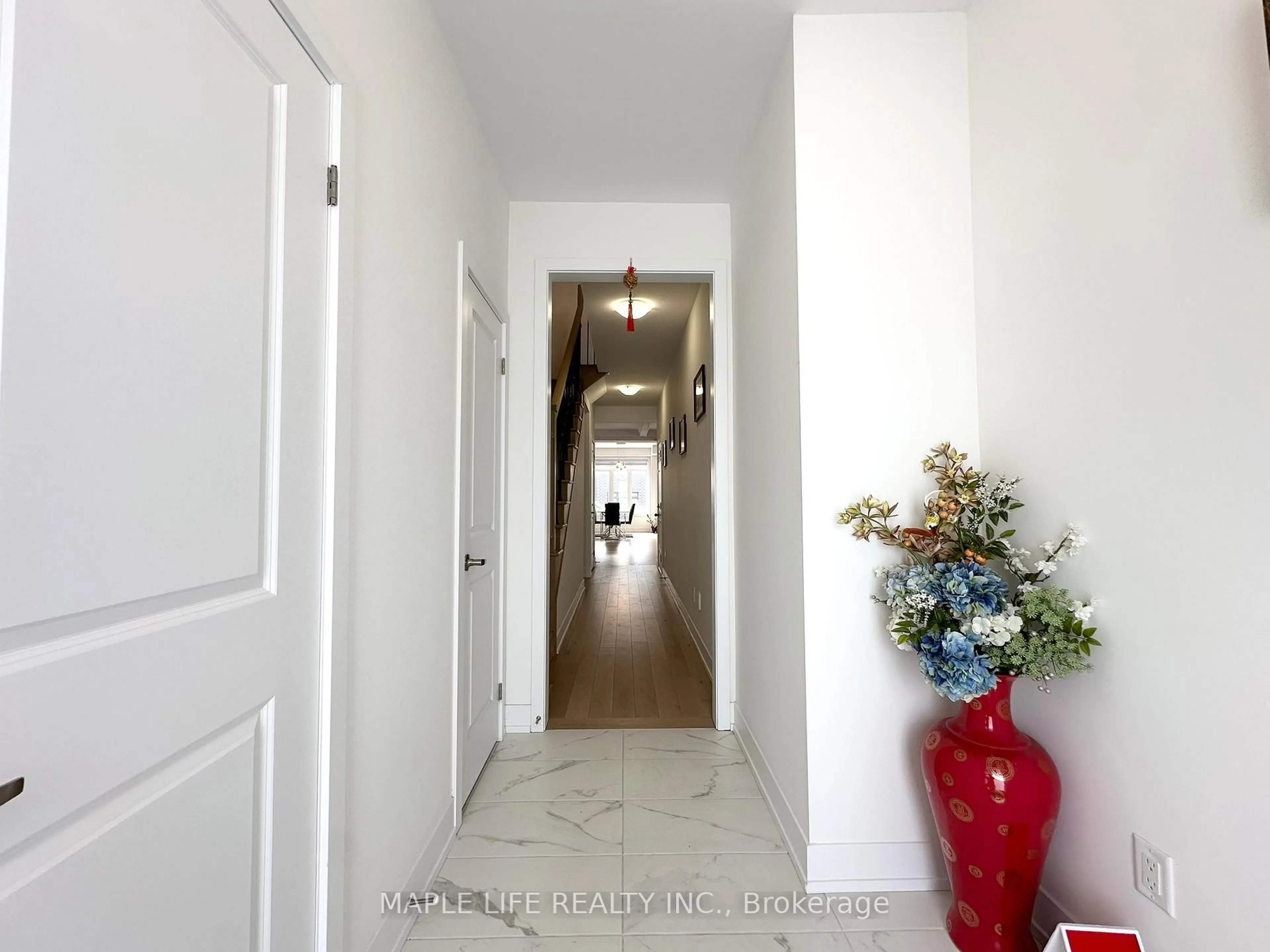 Indoor entryway for 124 Hilts Dr, Richmond Hill Ontario L4S 0J2