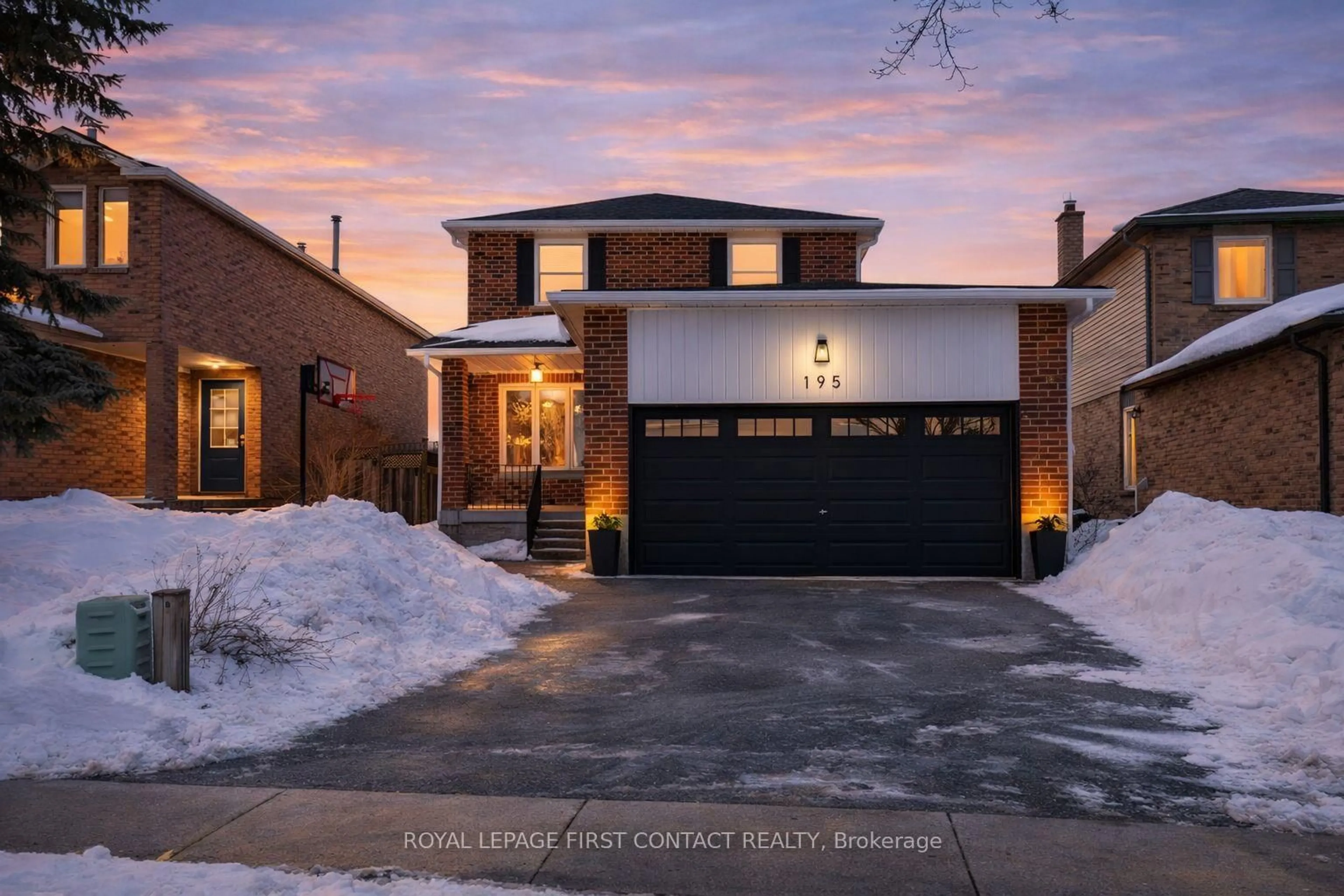 Home with brick exterior material, street for 195 Billings Cres, Newmarket Ontario L3Y 7Y5