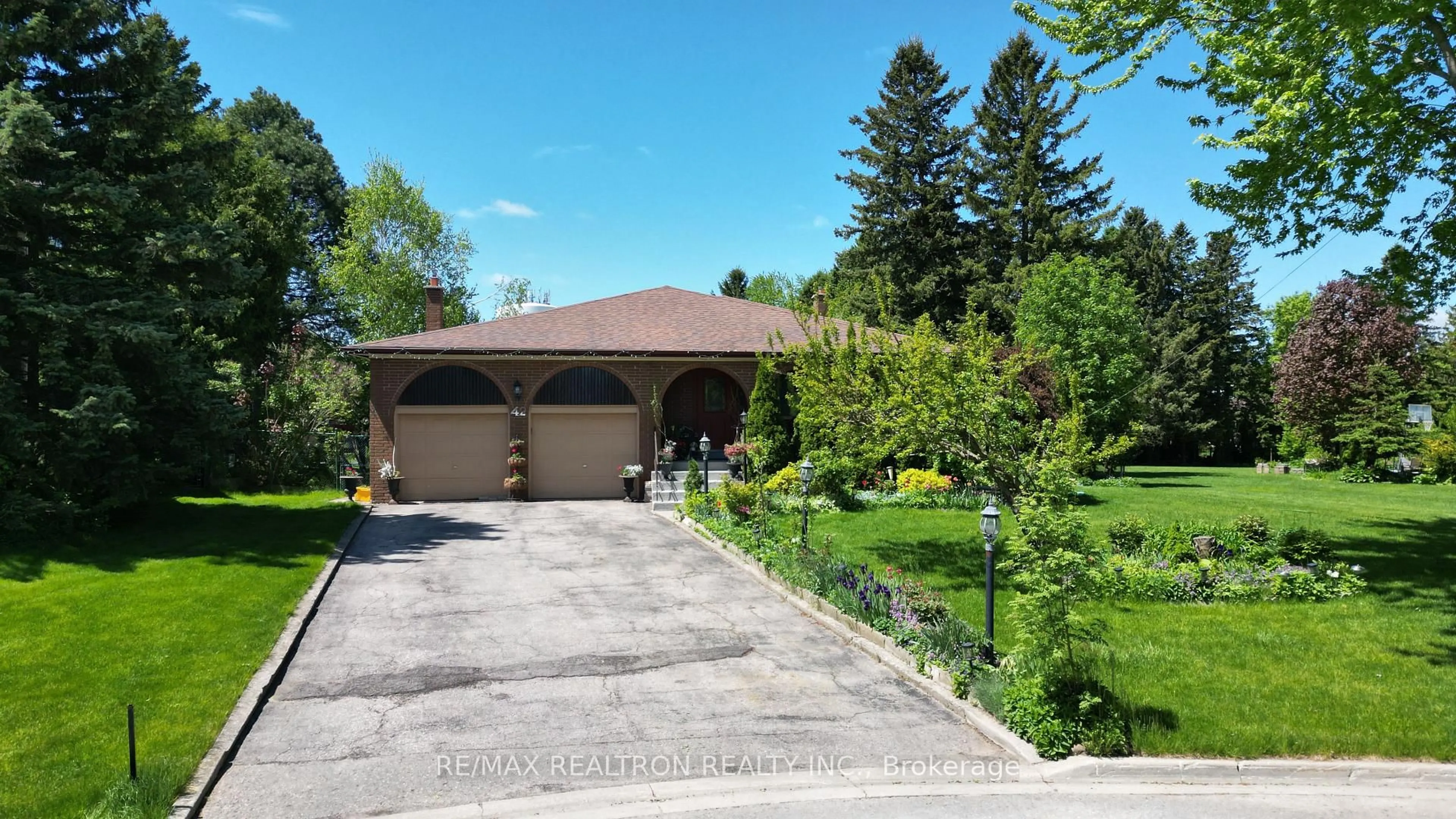 A pic from outside/outdoor area/front of a property/back of a property/a pic from drone, street for 42 Banner Lane, King Ontario L7B 1K2