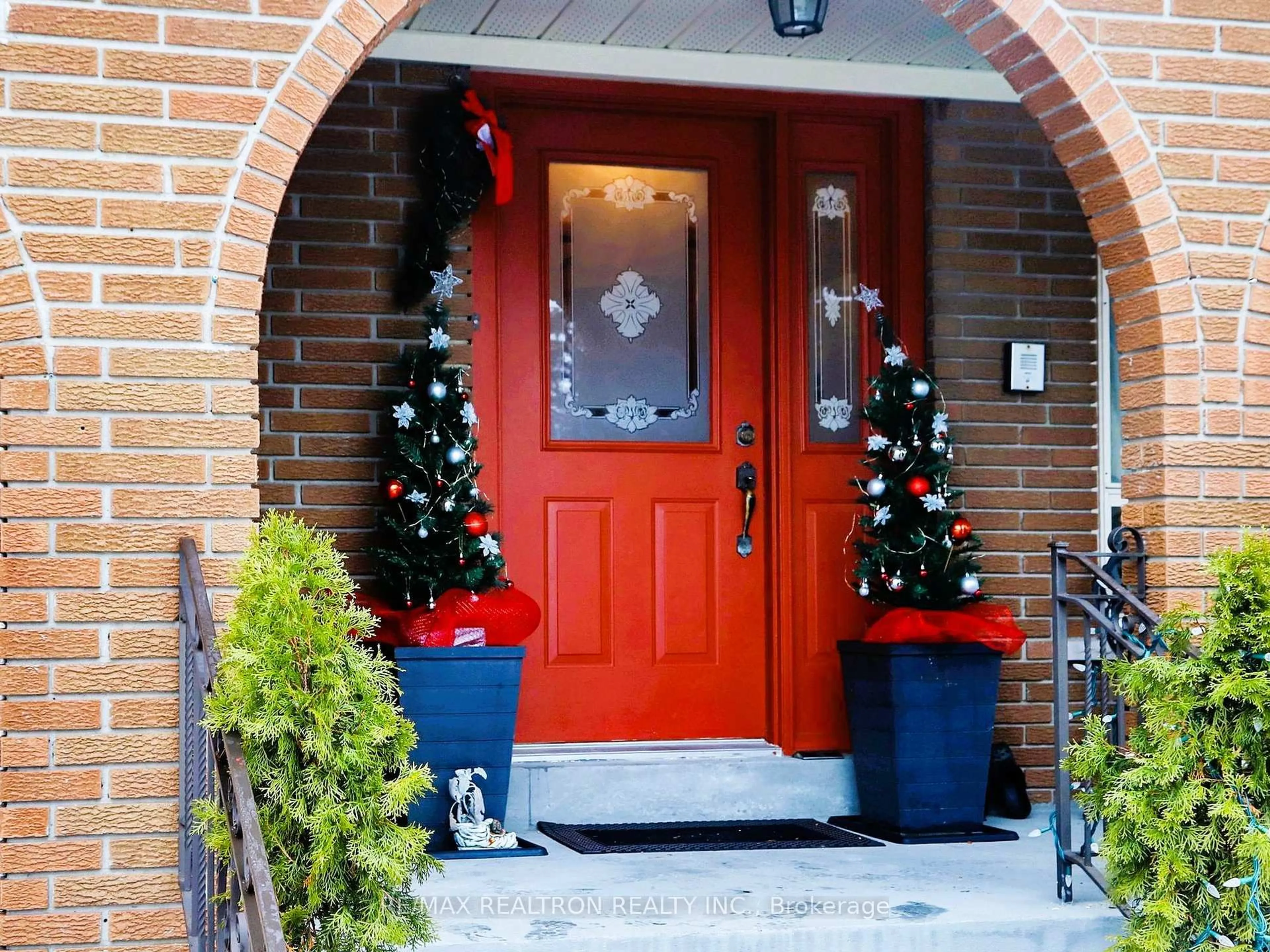 Indoor entryway for 42 Banner Lane, King Ontario L7B 1K2