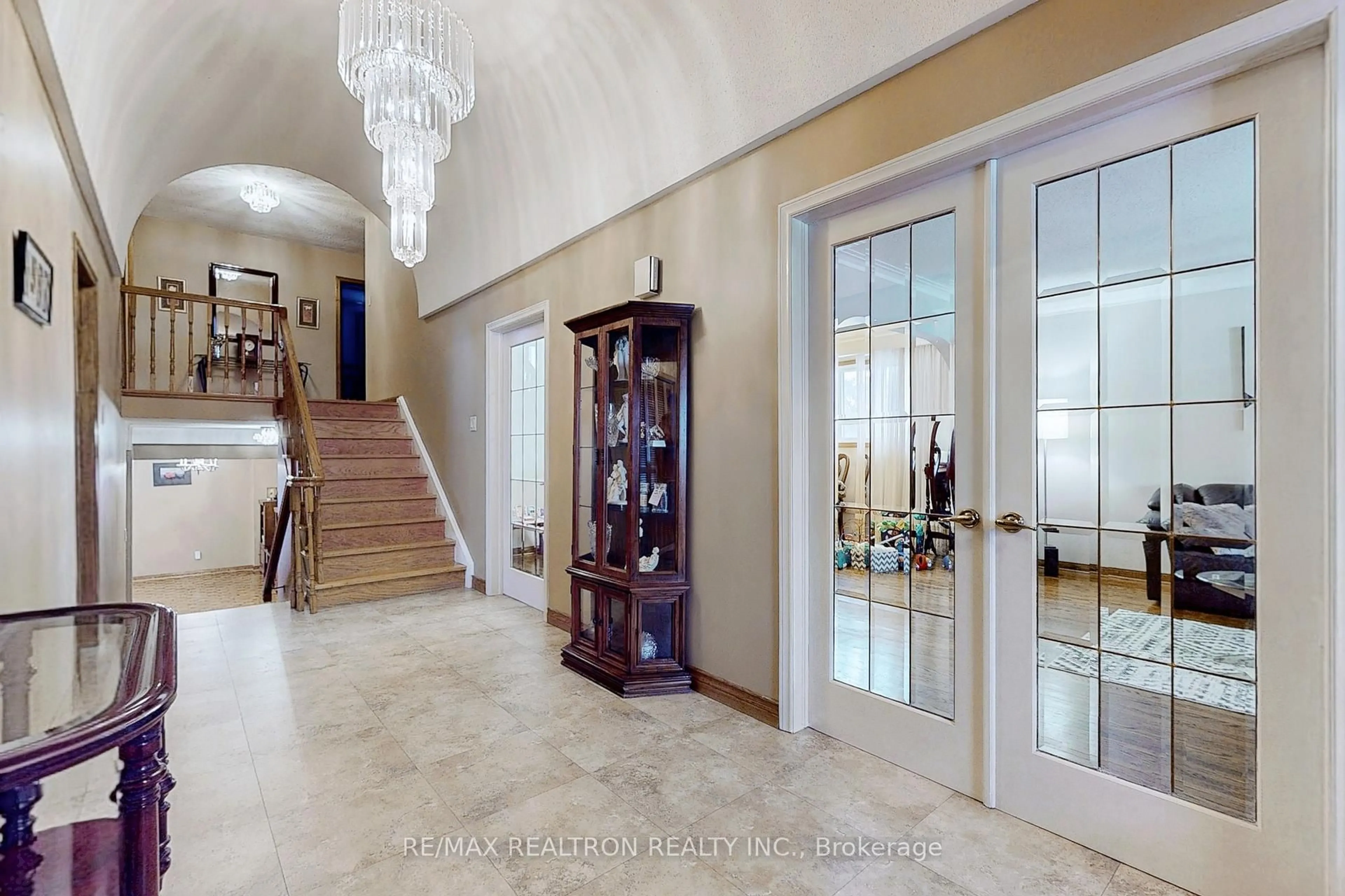 Indoor foyer for 42 Banner Lane, King Ontario L7B 1K2