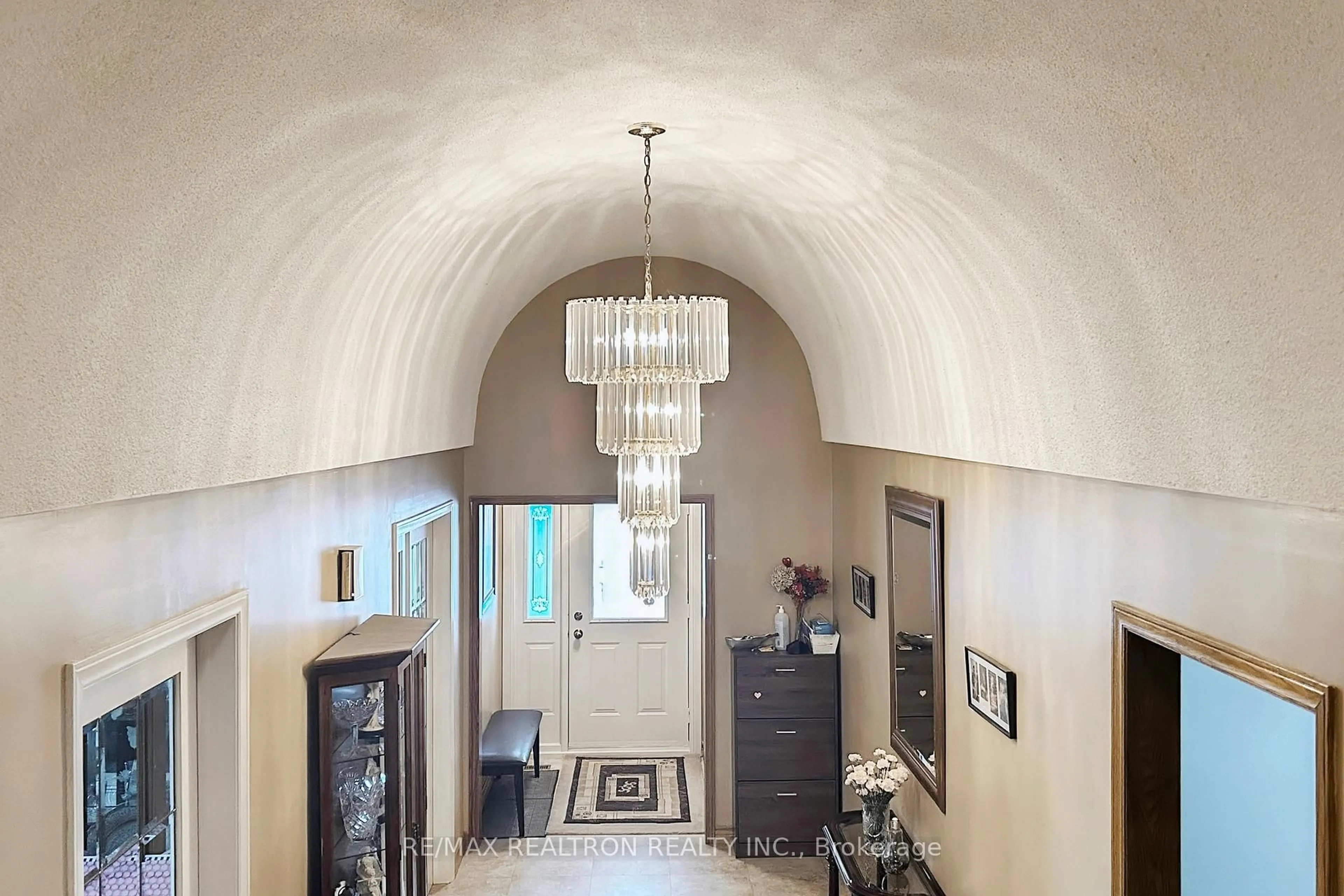 Indoor foyer for 42 Banner Lane, King Ontario L7B 1K2