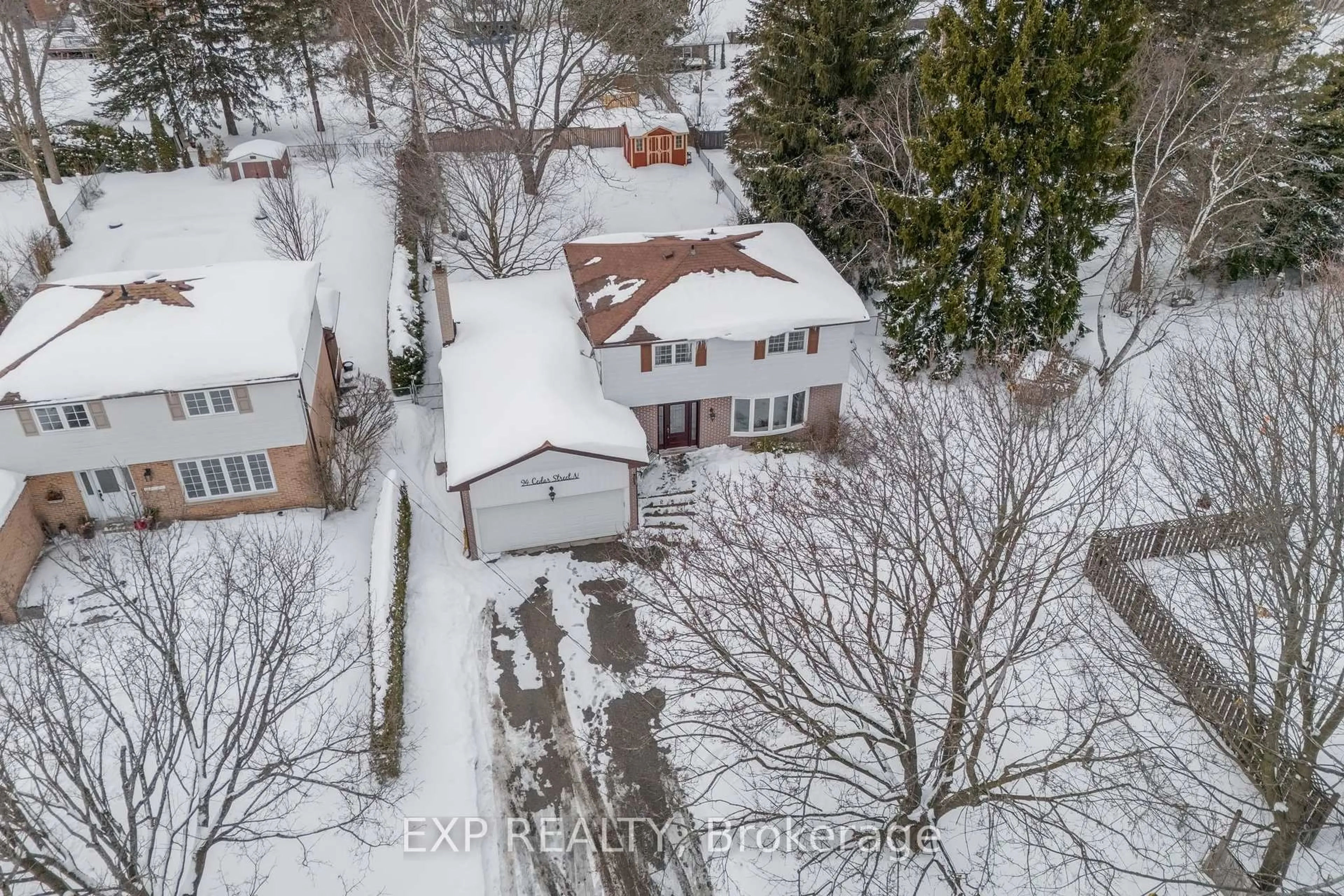 A pic from outside/outdoor area/front of a property/back of a property/a pic from drone, street for 94 Cedar St, Uxbridge Ontario L9P 1B2