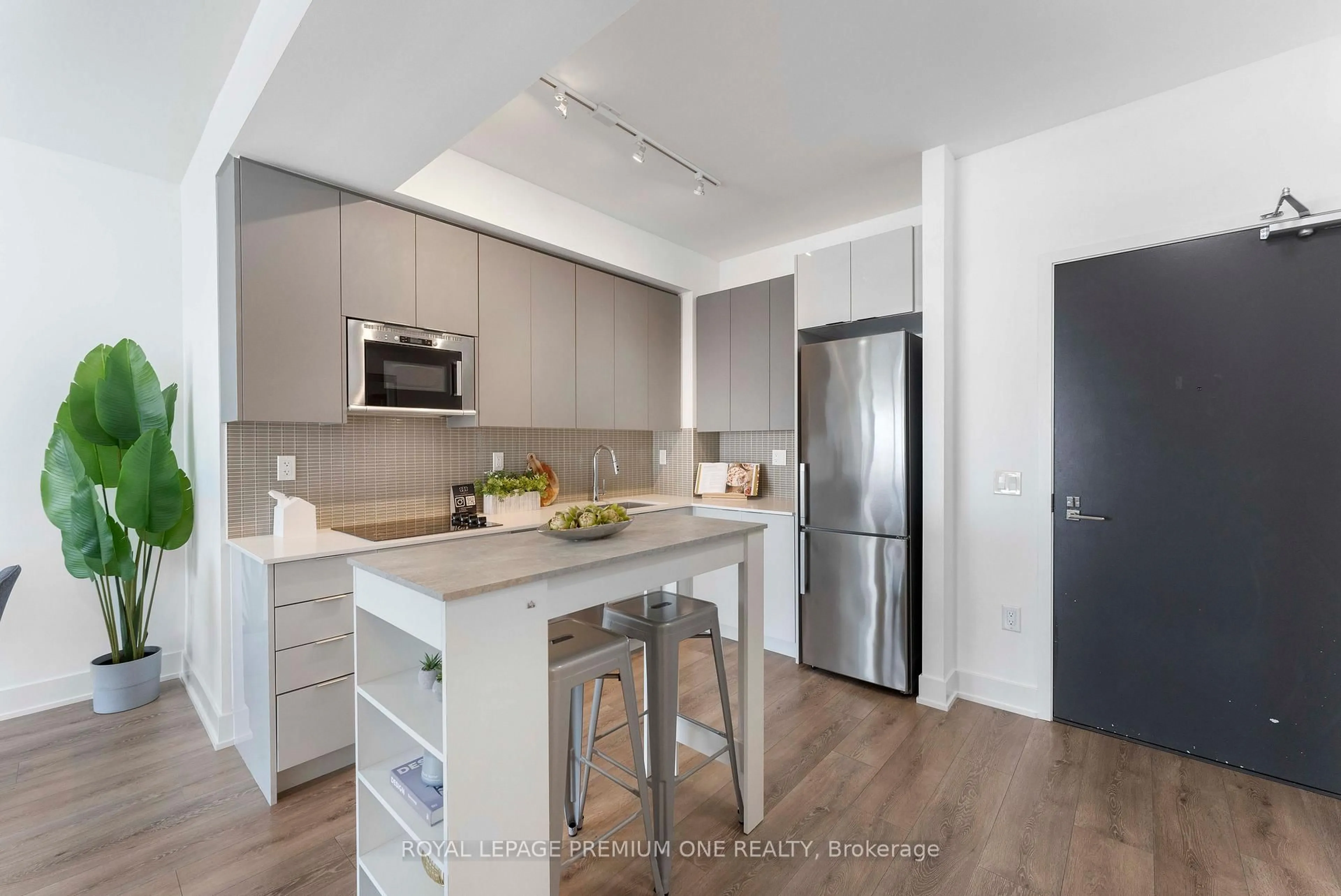 Open concept kitchen, wood/laminate floor for 2908 Highway 7 Rd #901, Vaughan Ontario L4K 0K5