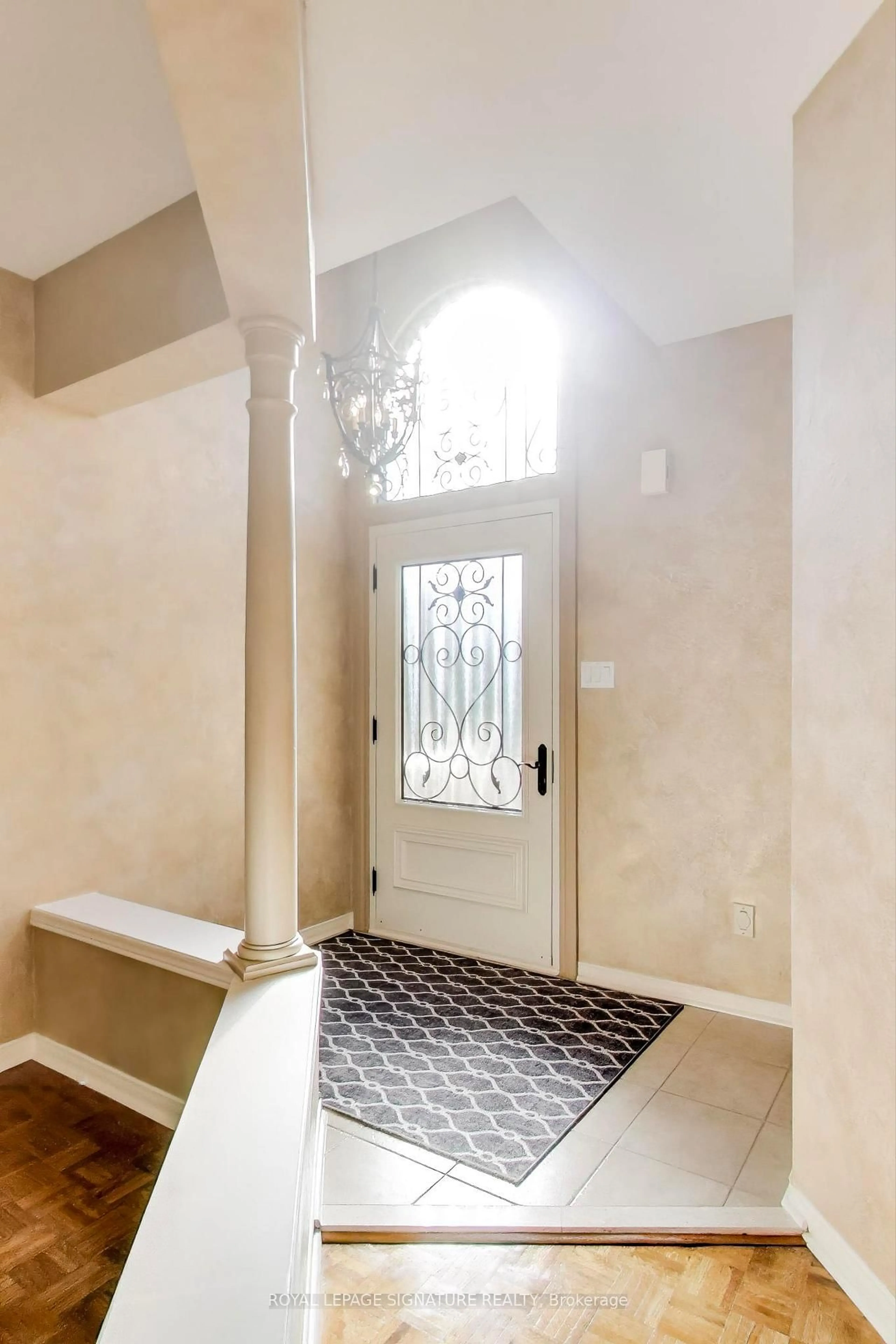 Indoor entryway for 127 Mountcharles Cres, Vaughan Ontario L6A 2J9