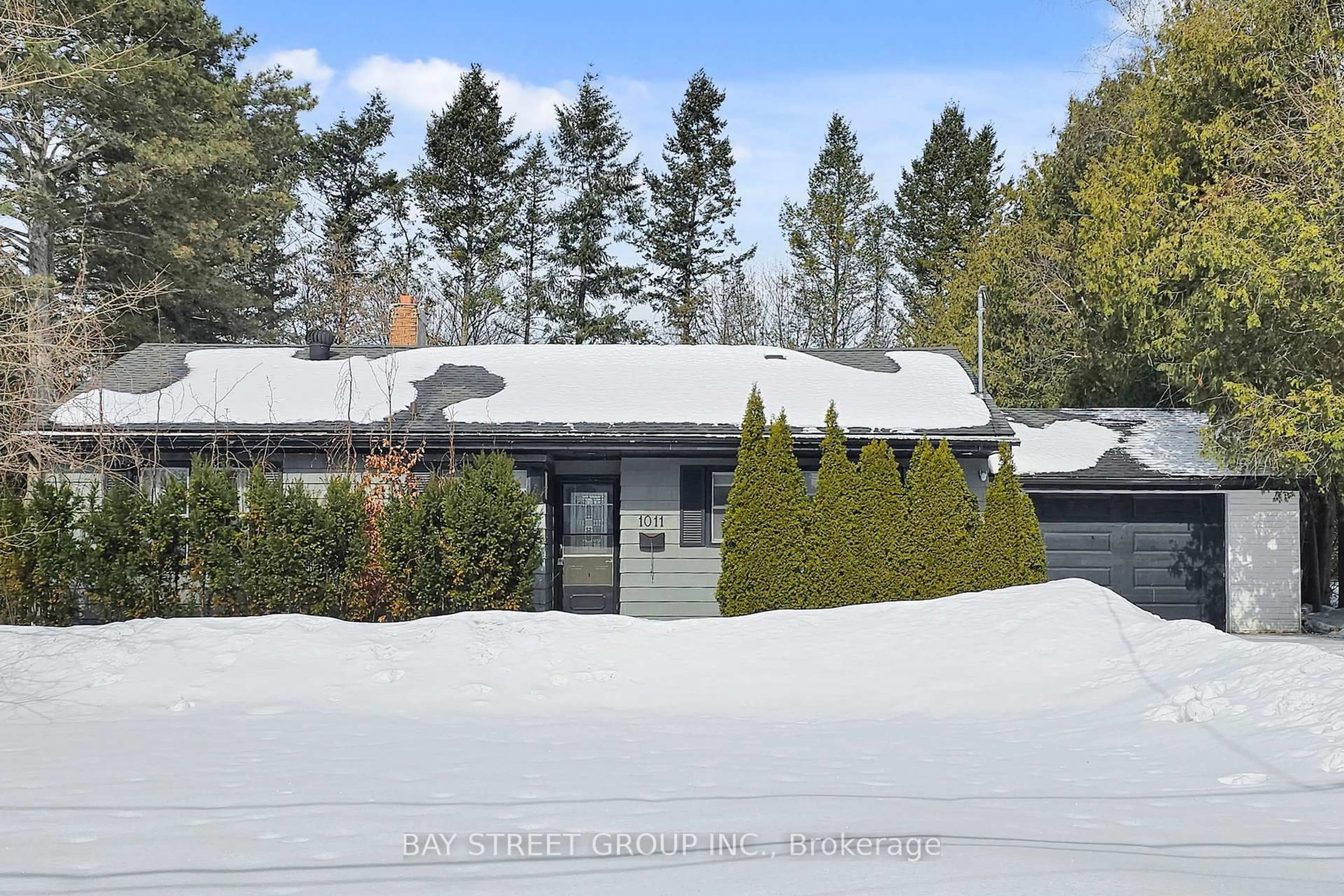 Unknown for 1011 Janette St, Newmarket Ontario L3Y 3C4