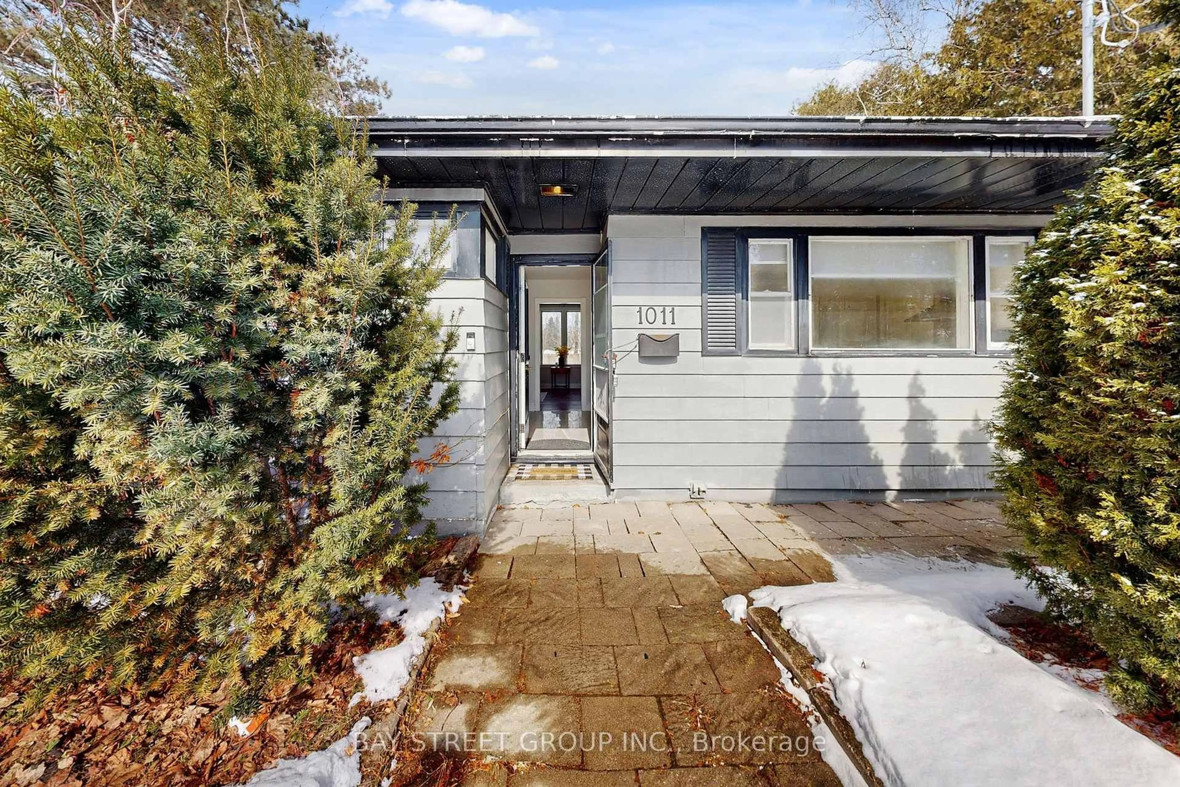 Unknown for 1011 Janette St, Newmarket Ontario L3Y 3C4