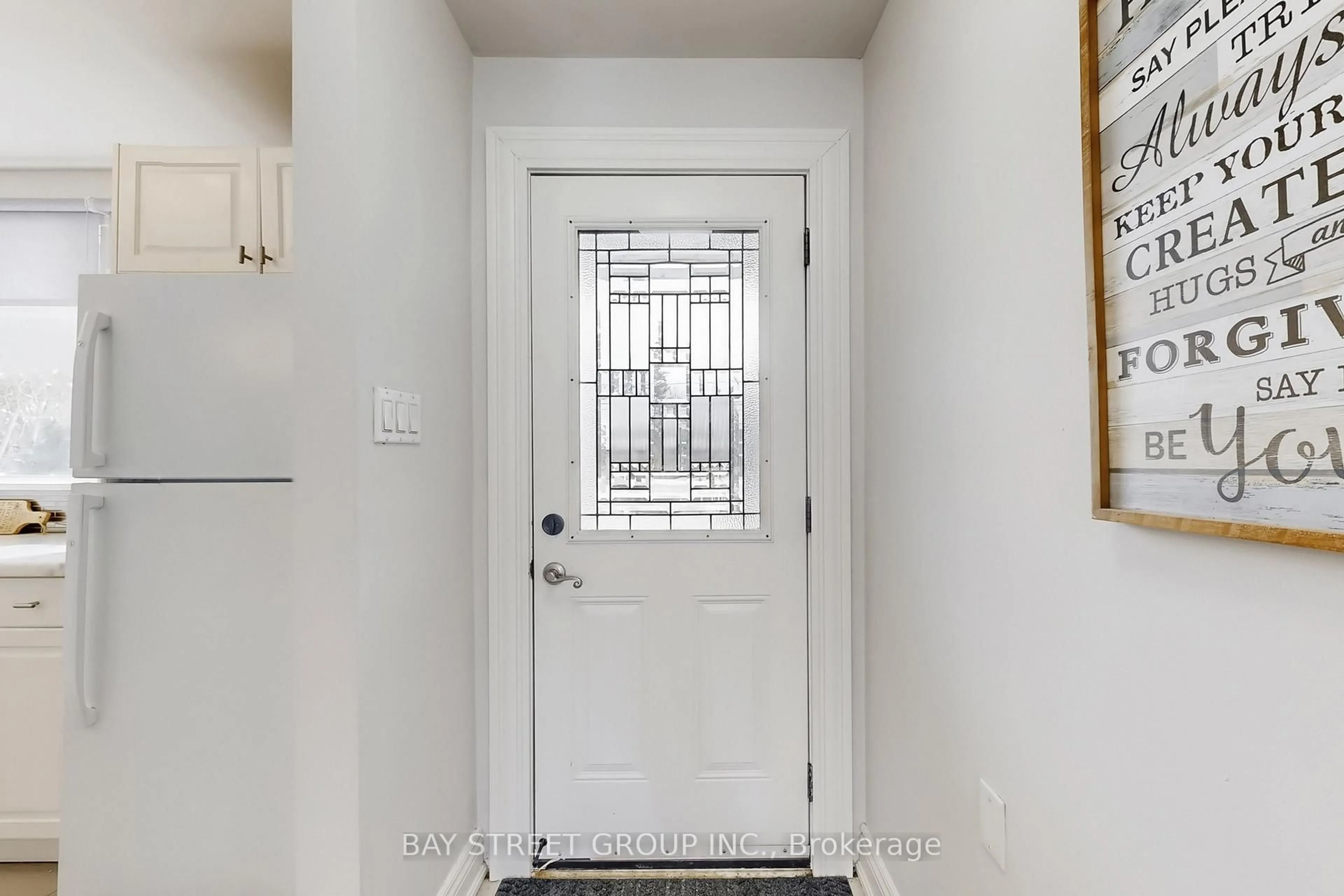 Indoor entryway for 1011 Janette St, Newmarket Ontario L3Y 3C4
