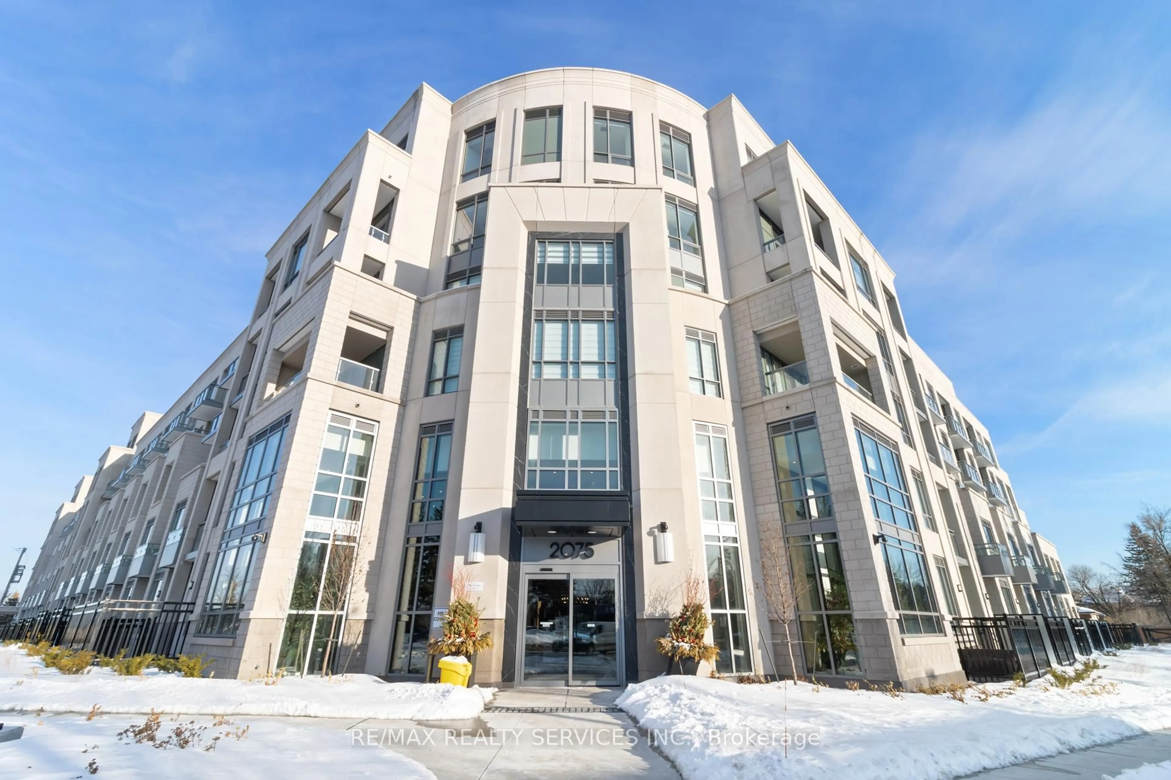 Indoor foyer for 2075 King Rd #335, King Ontario L7B 0R6