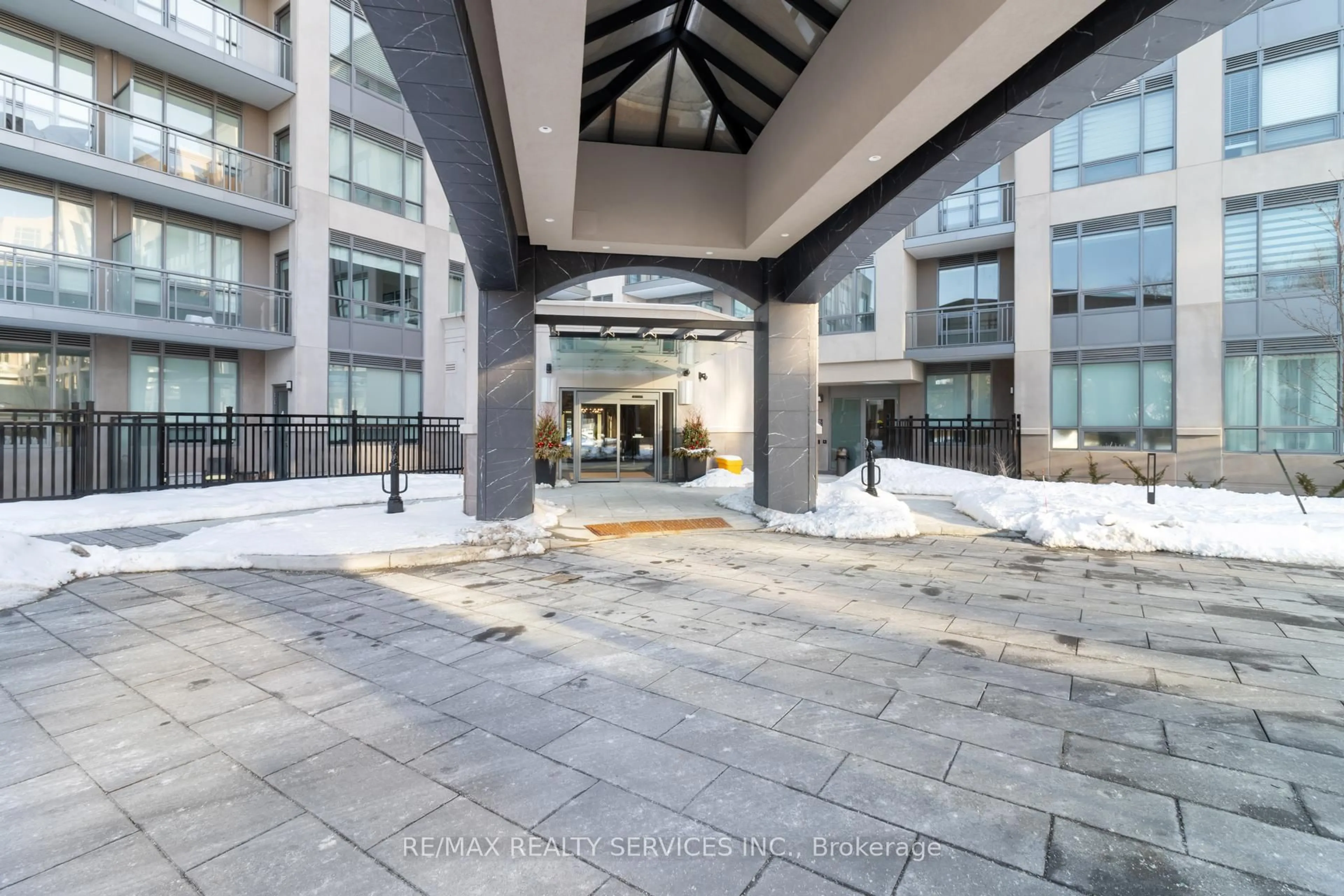 Unknown for 2075 King Rd #335, King Ontario L7B 0R6