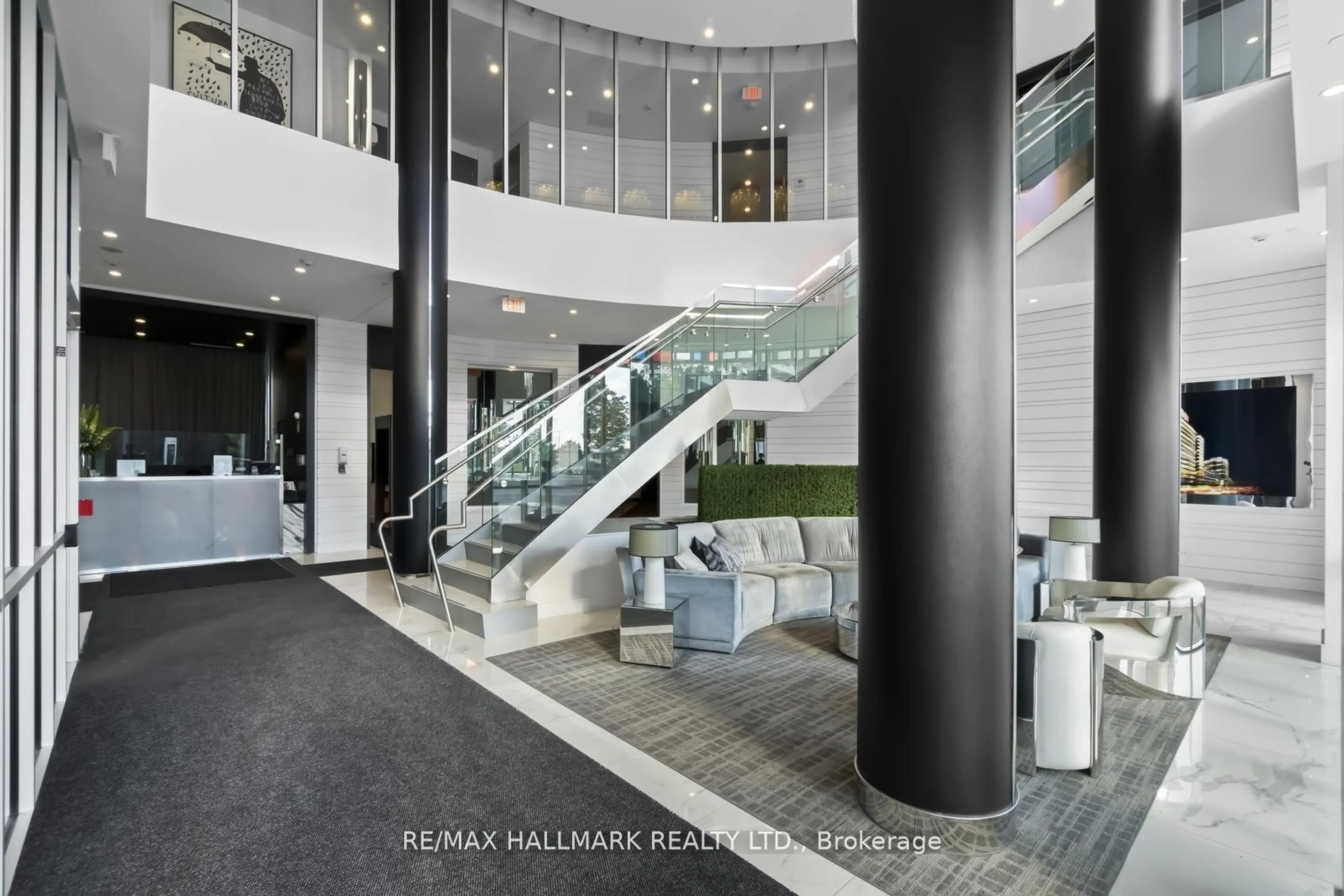 Indoor foyer for 9471 Yonge St #610, Richmond Hill Ontario L4C 0Z5