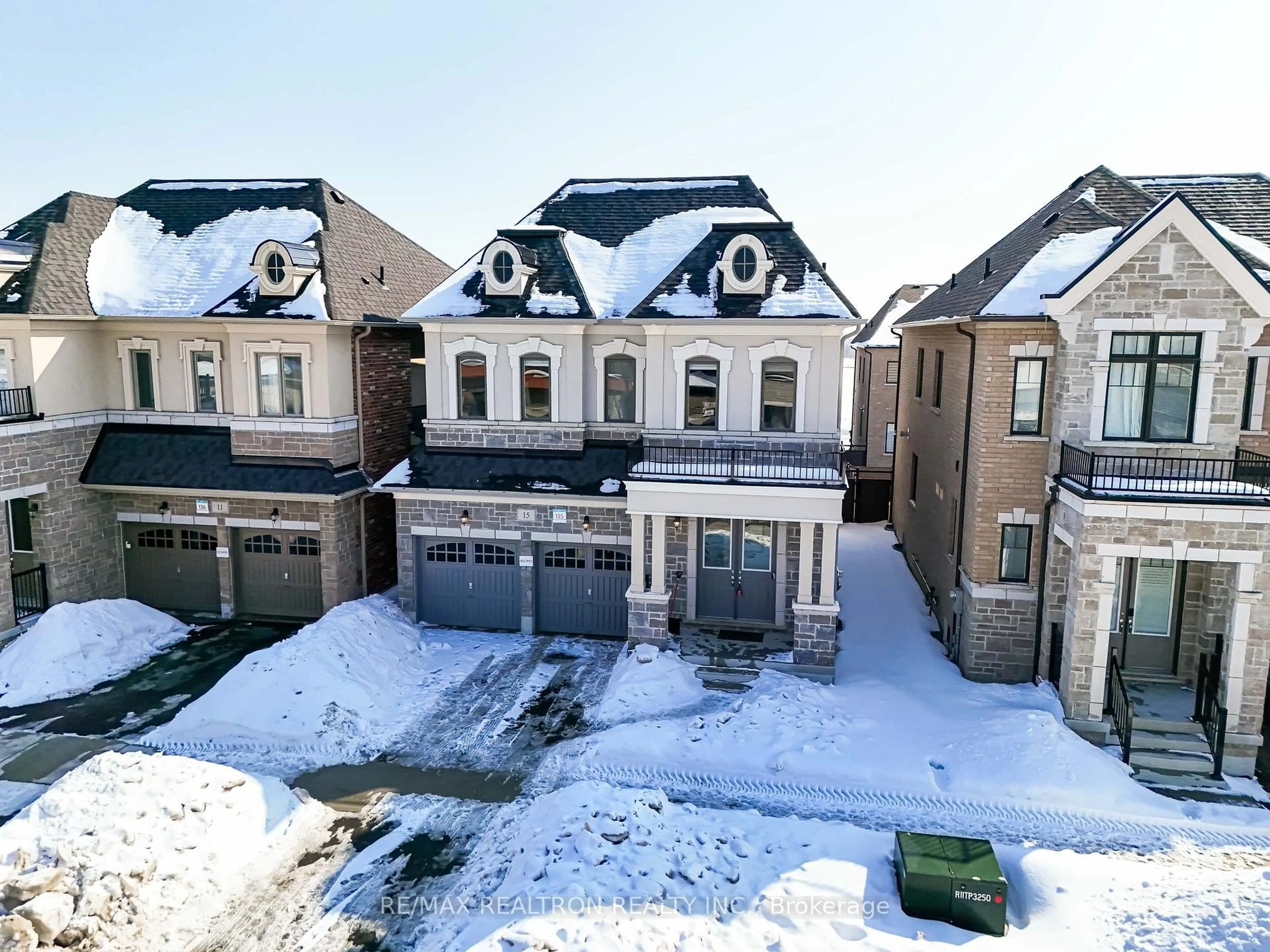 A pic from outside/outdoor area/front of a property/back of a property/a pic from drone, street for 15 Current Dr, Richmond Hill Ontario L4S 0M6