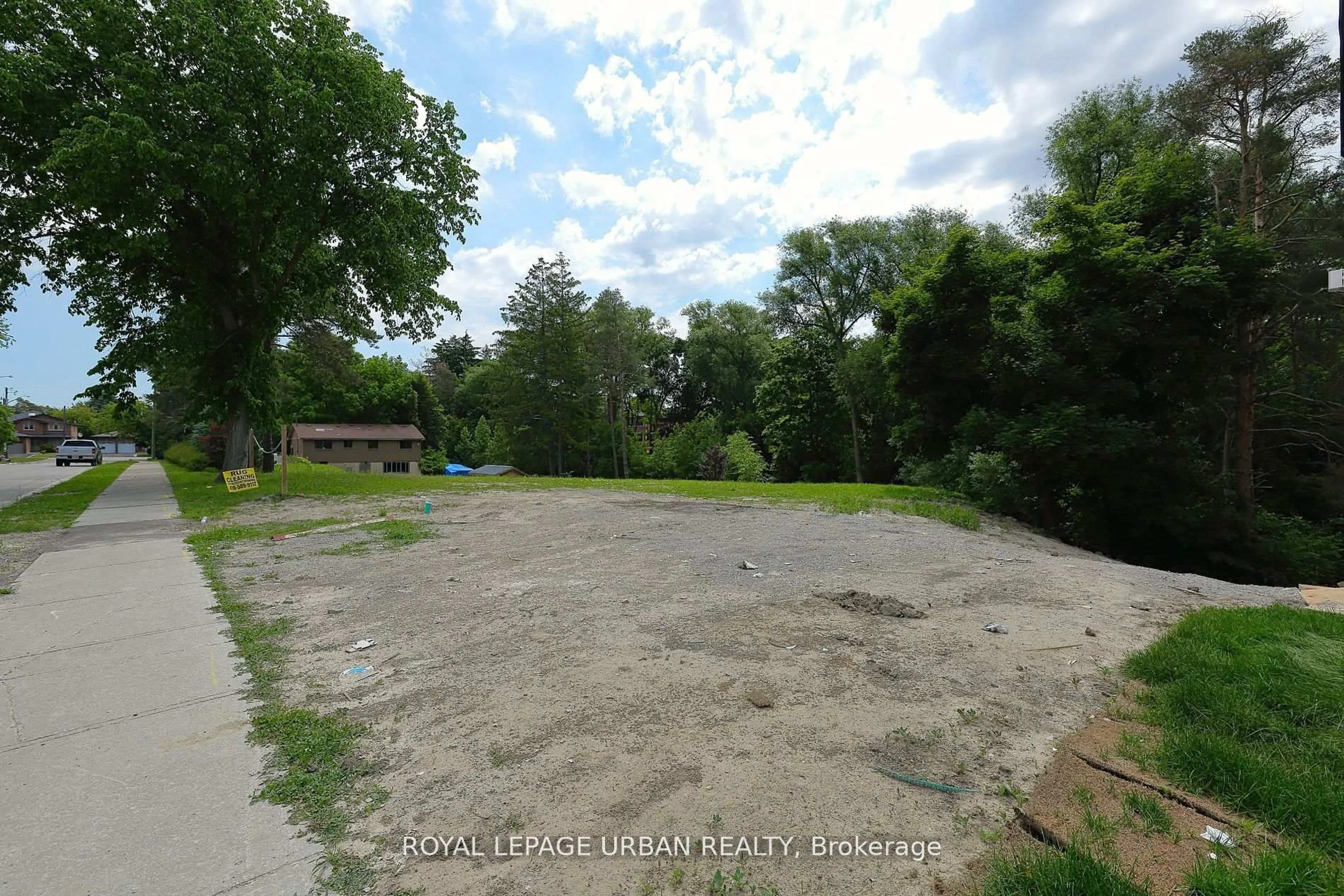 A pic from outside/outdoor area/front of a property/back of a property/a pic from drone, street for 28 Avenue Rd, Richmond Hill Ontario L4C 6C6