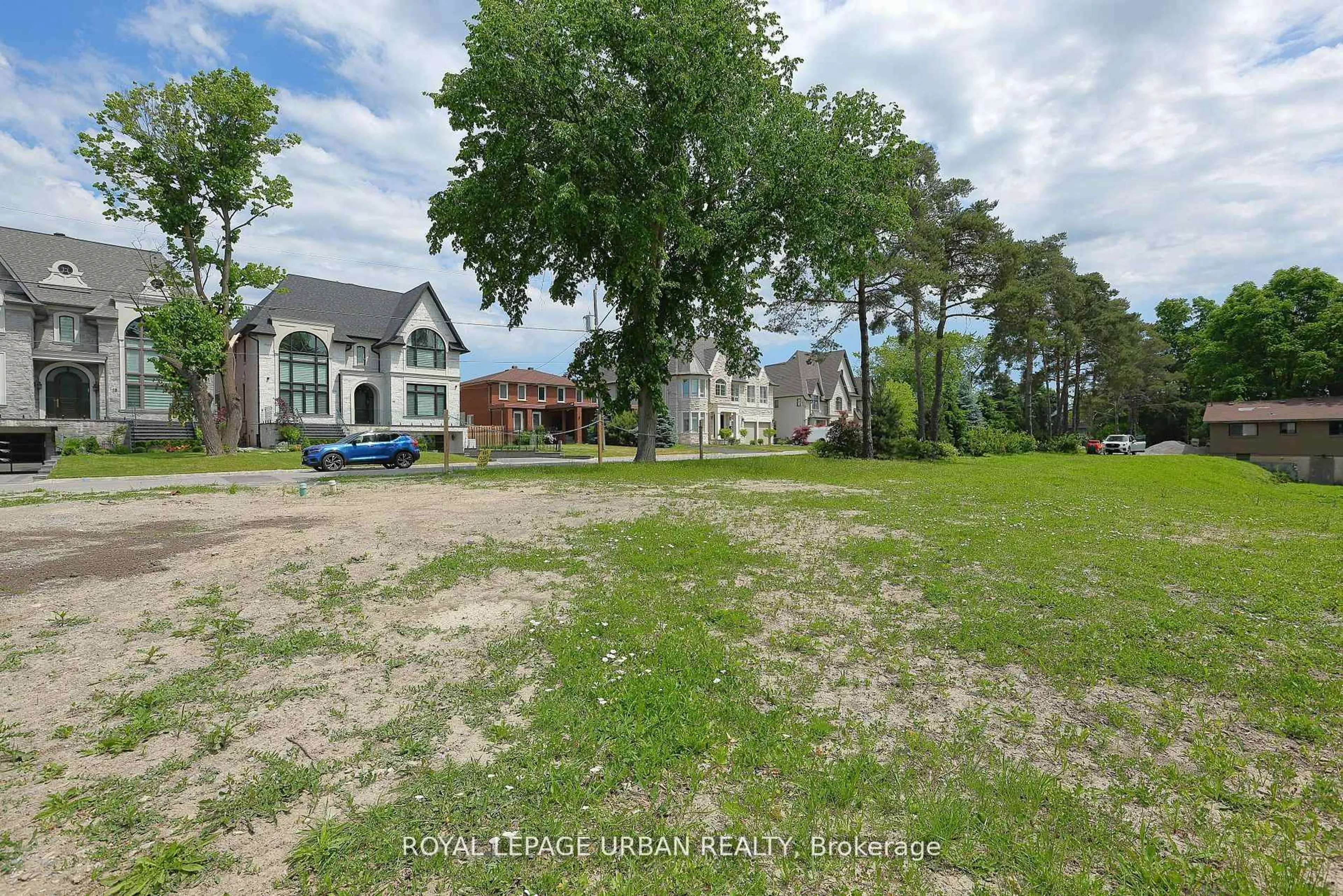 A pic from outside/outdoor area/front of a property/back of a property/a pic from drone, water/lake/river/ocean view for 28 Avenue Rd, Richmond Hill Ontario L4C 6C6