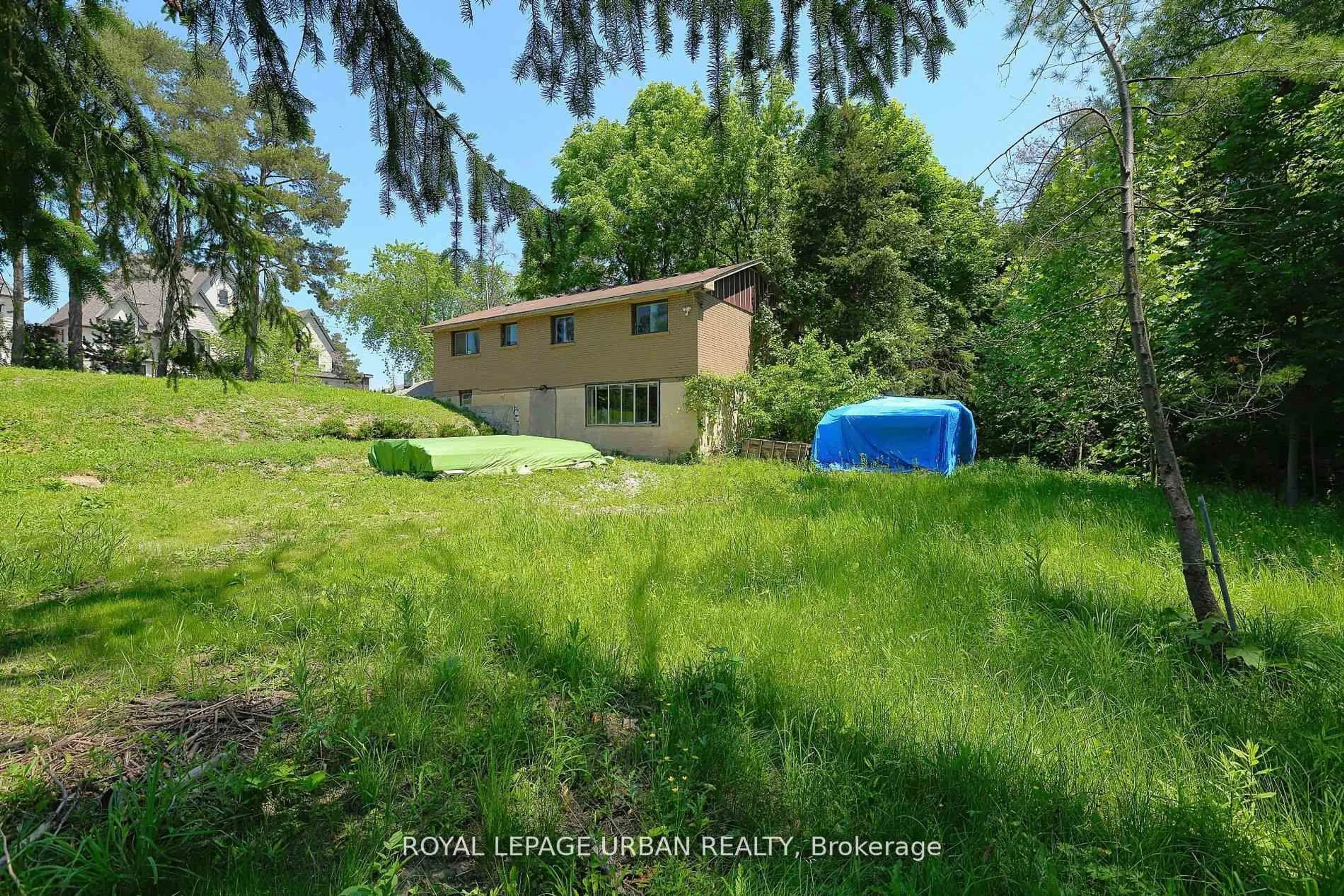 A pic from outside/outdoor area/front of a property/back of a property/a pic from drone, water/lake/river/ocean view for 28 Avenue Rd, Richmond Hill Ontario L4C 6C6