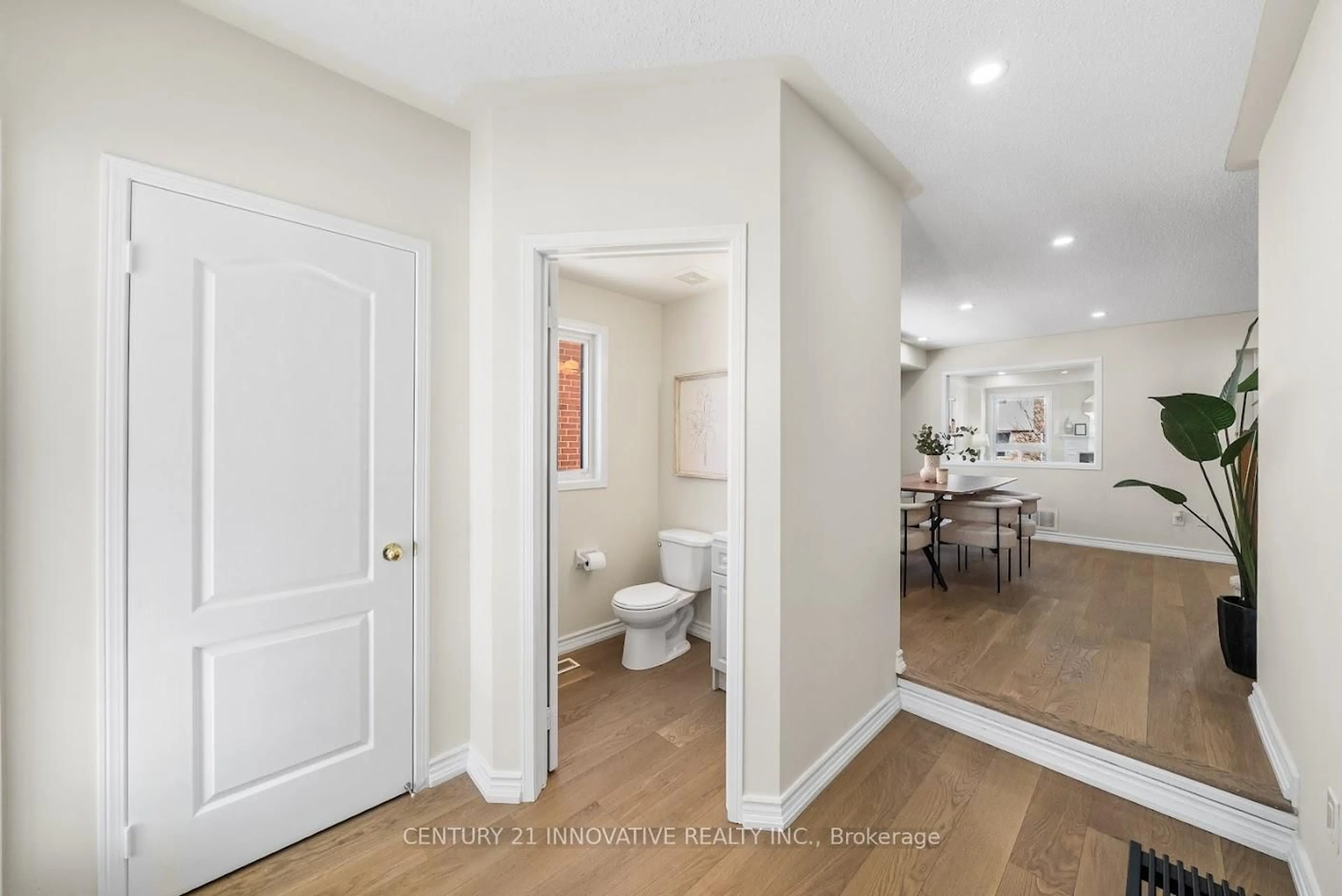 Indoor entryway for 917 Joe Persechini Dr, Newmarket Ontario L3X 2Y8