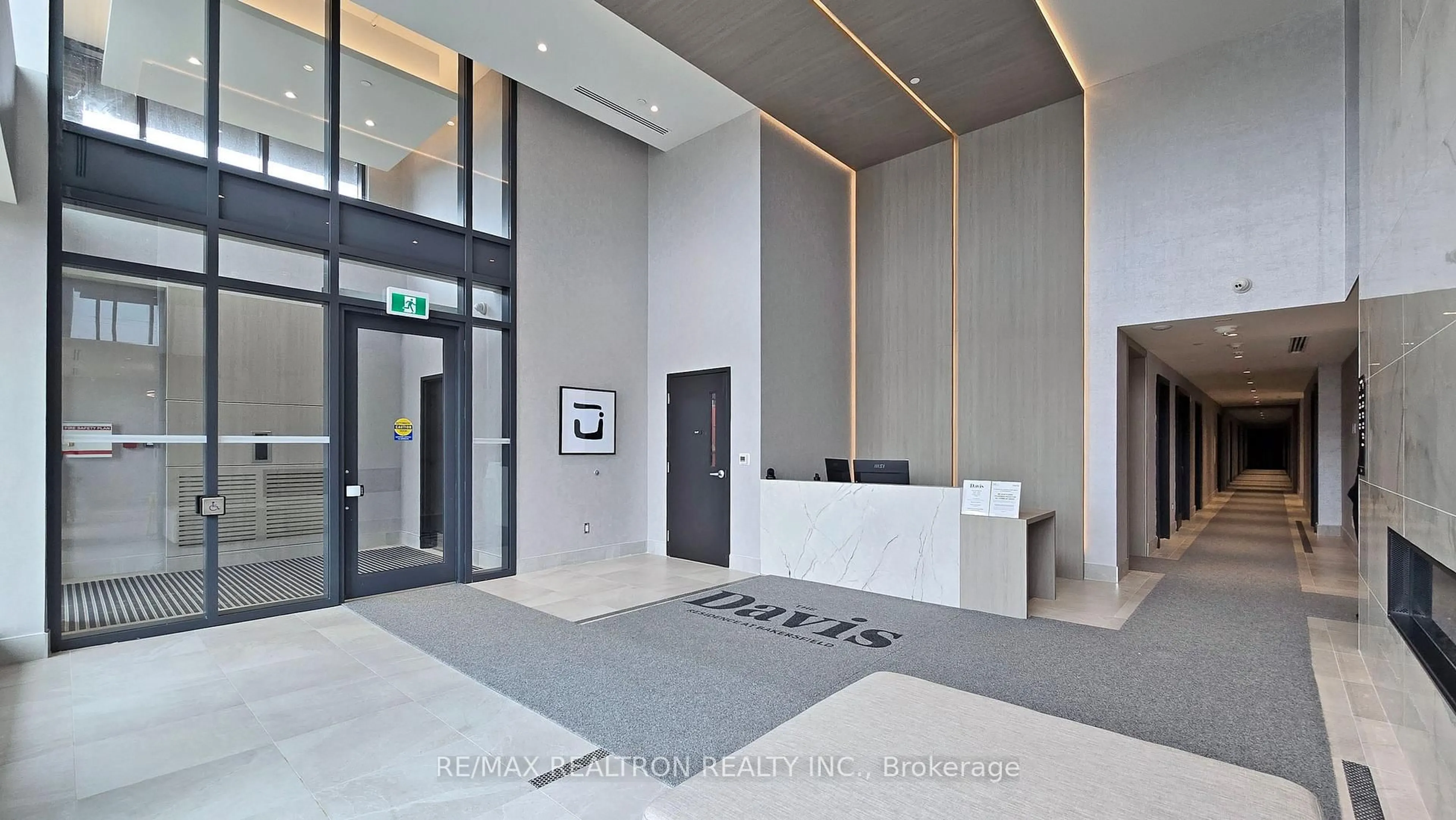 Indoor foyer for 185 Deerfield Rd #909, Newmarket Ontario L3Y 0G7