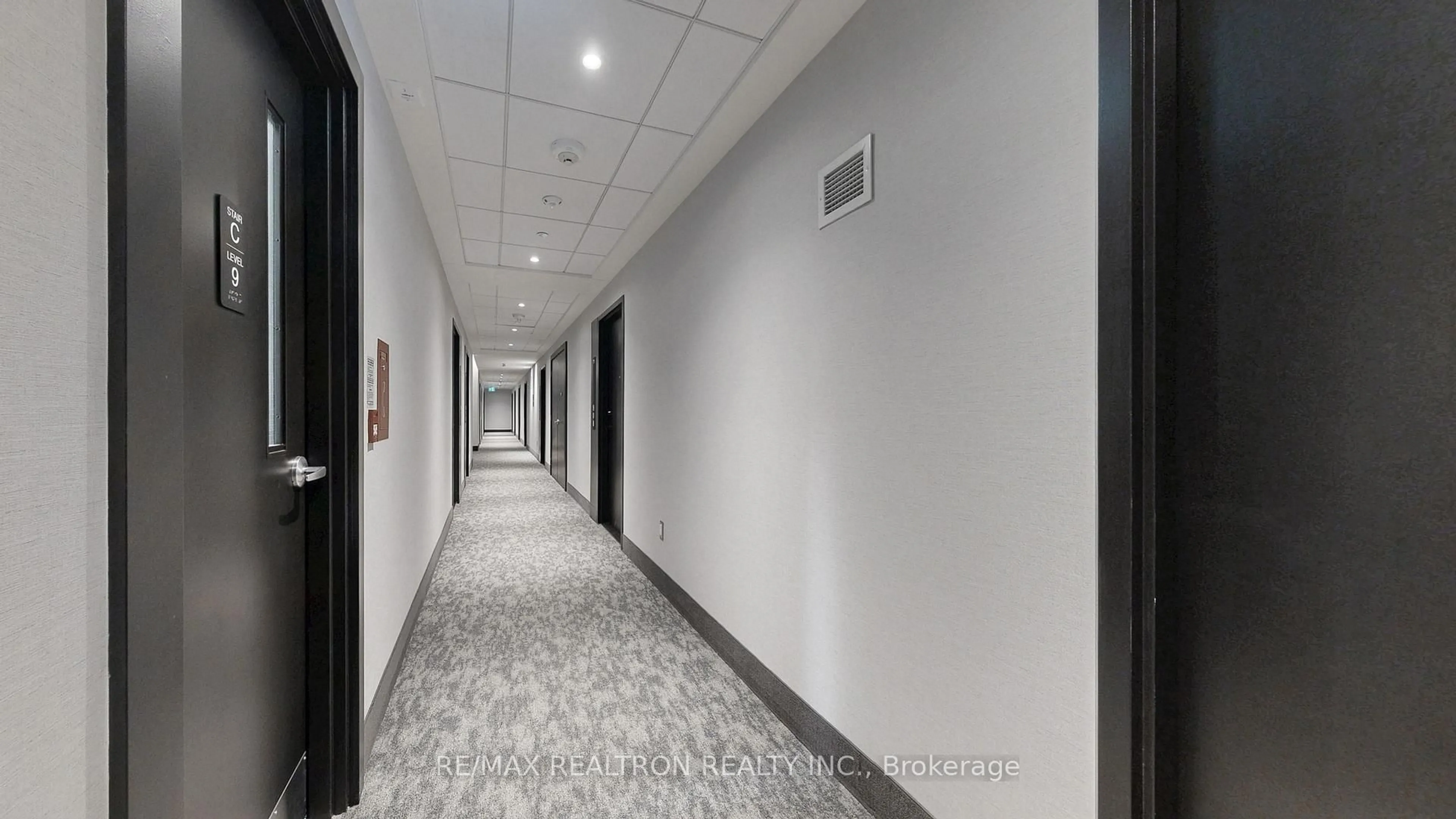 Indoor foyer for 185 Deerfield Rd #909, Newmarket Ontario L3Y 0G7