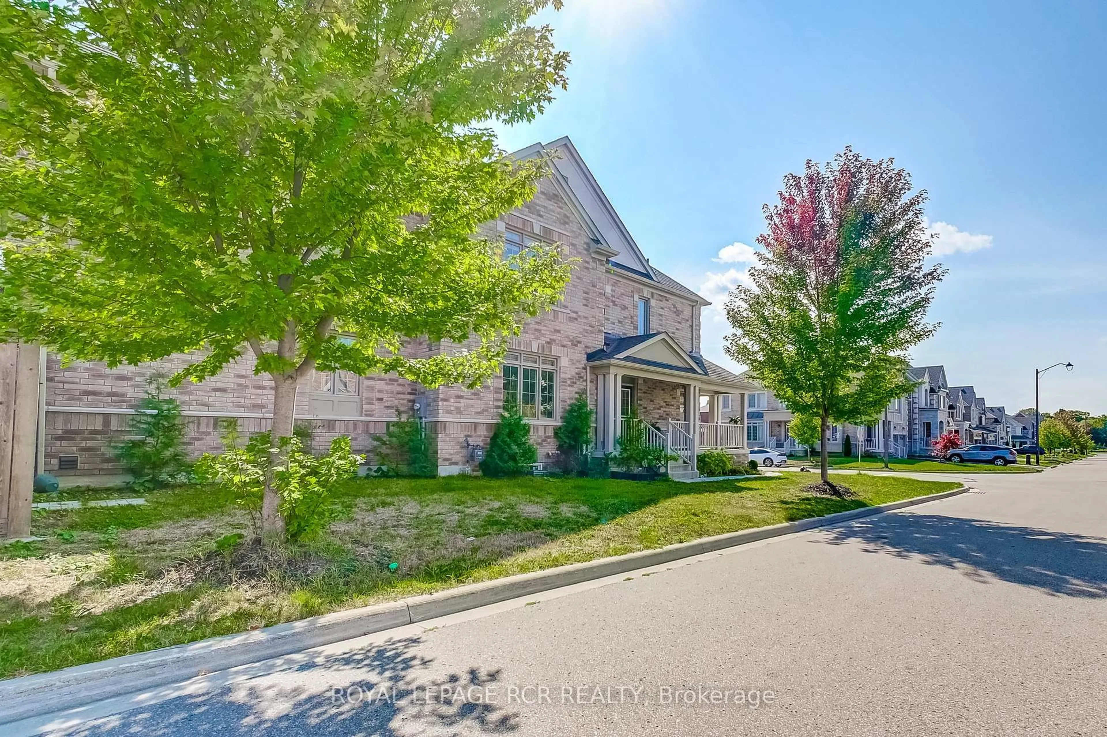 A pic from outside/outdoor area/front of a property/back of a property/a pic from drone, street for 1 Silver Charm Dr, East Gwillimbury Ontario L9N 0S5