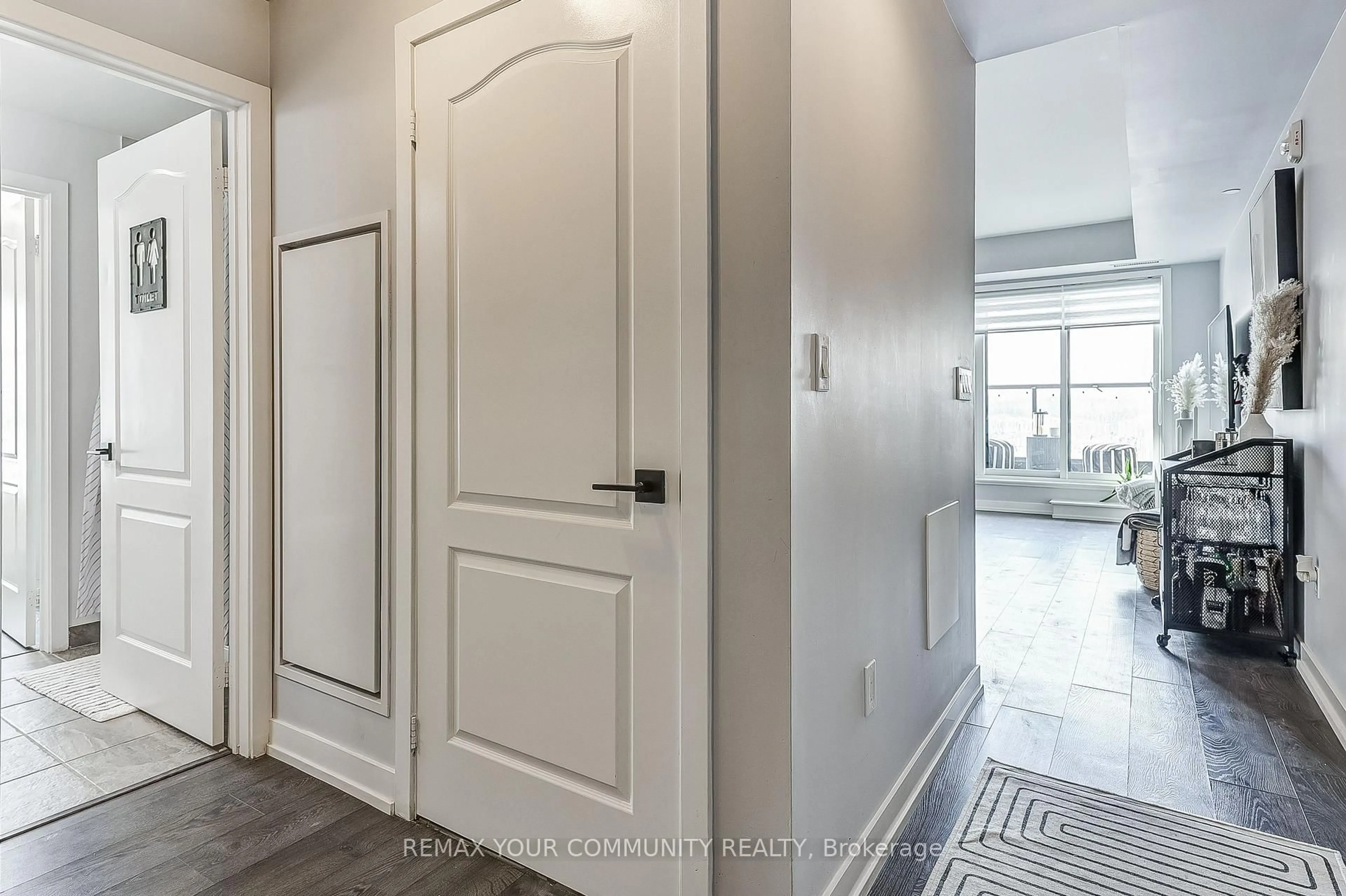 Indoor entryway for 555 William Graham Dr #244, Aurora Ontario L4G 7C4